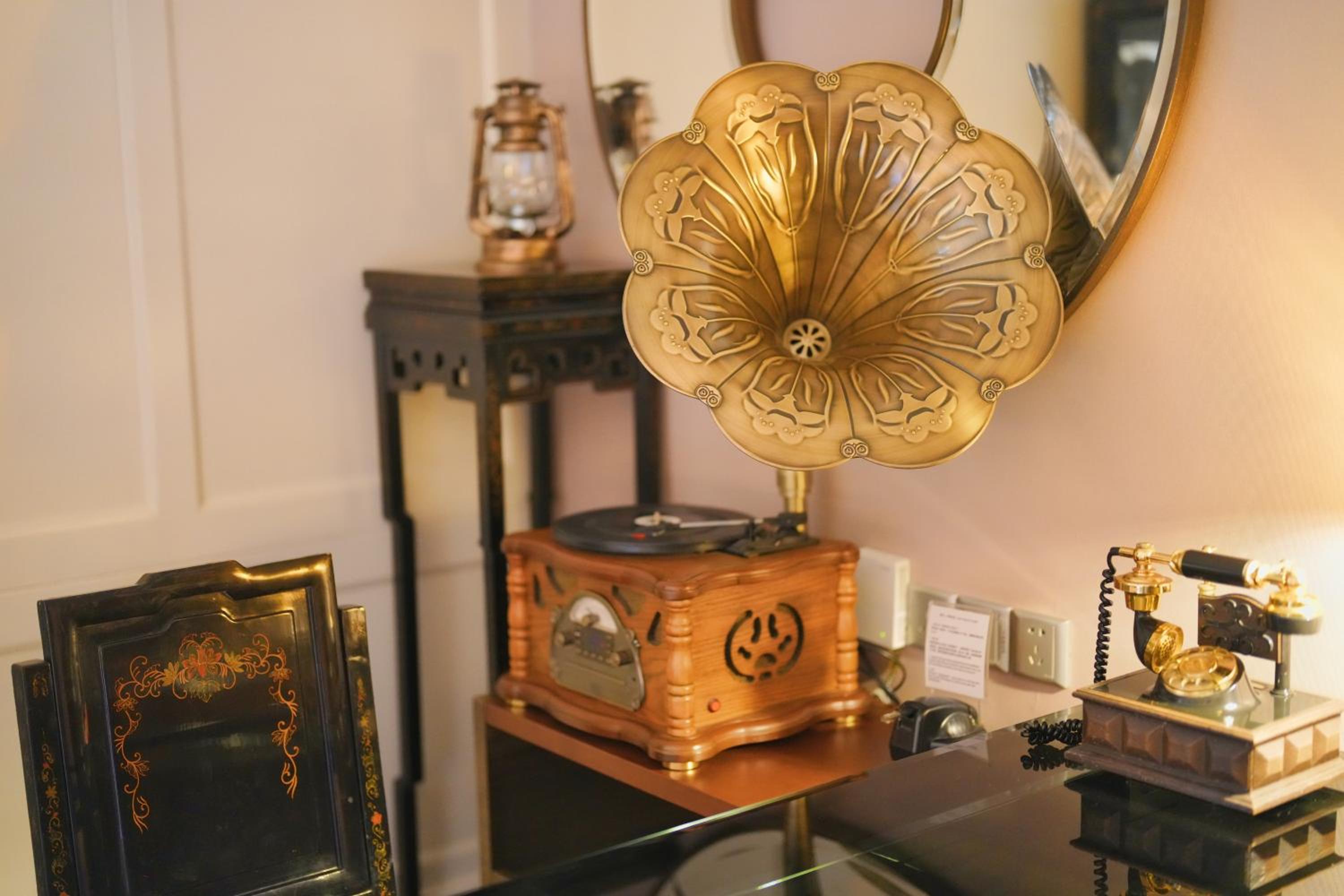 1926 Premier Deluxe Themed King Bed Room