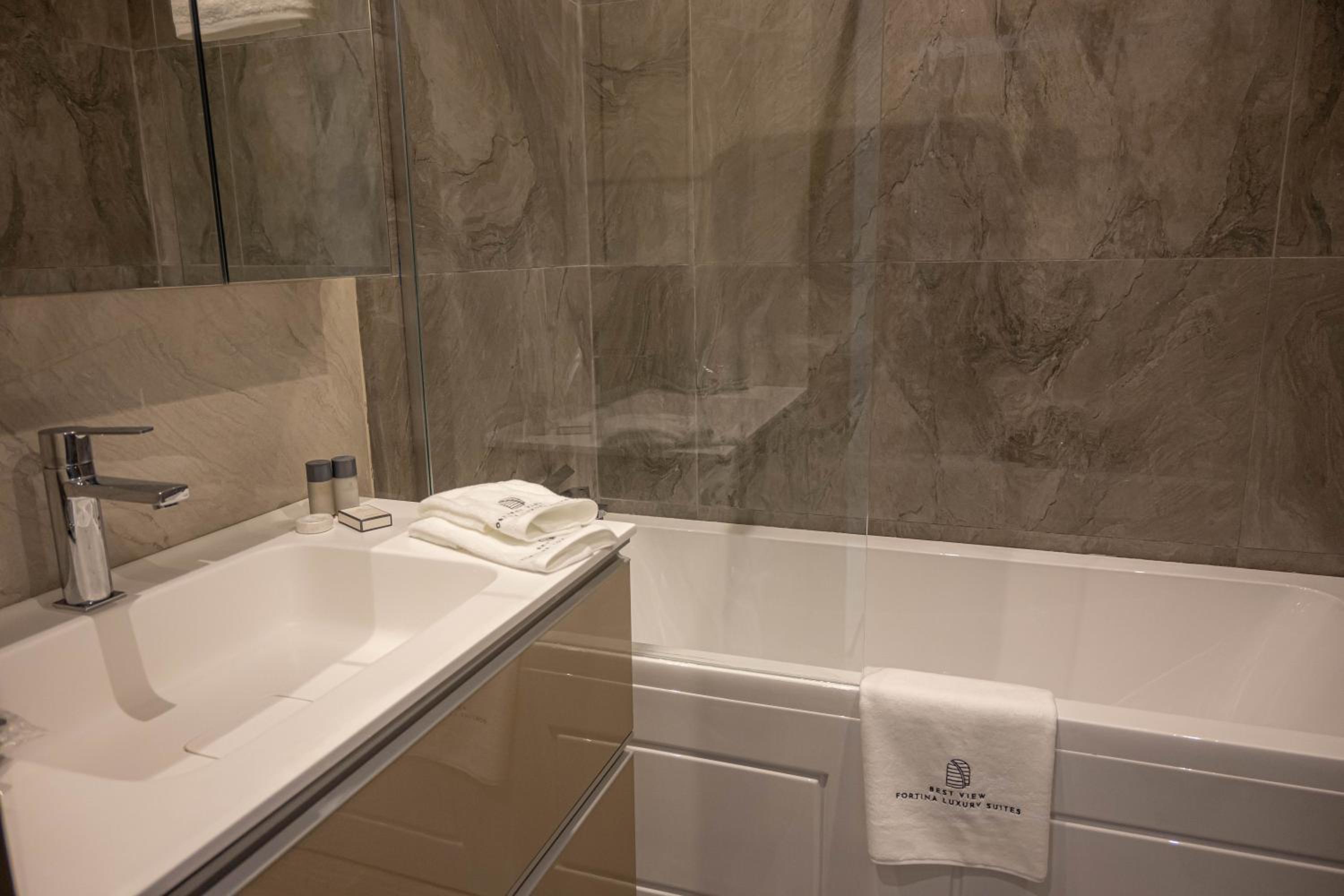 Three-Bedroom Apartment with Harbor View photo 2