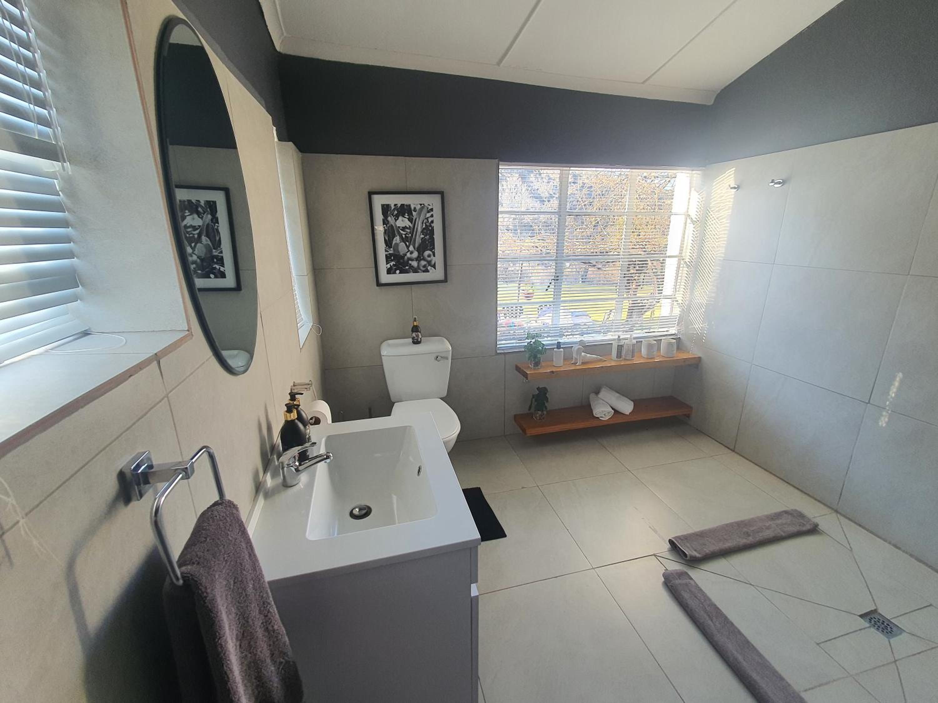 Deluxe King Room - Photo 2