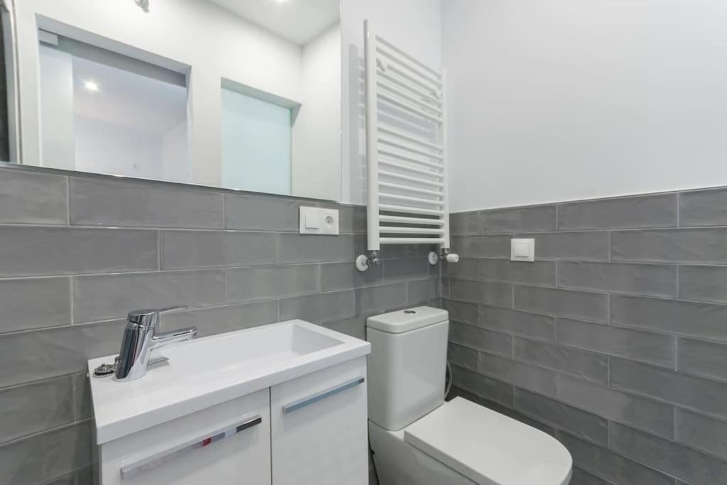 One-Bedroom Apartment photo 2