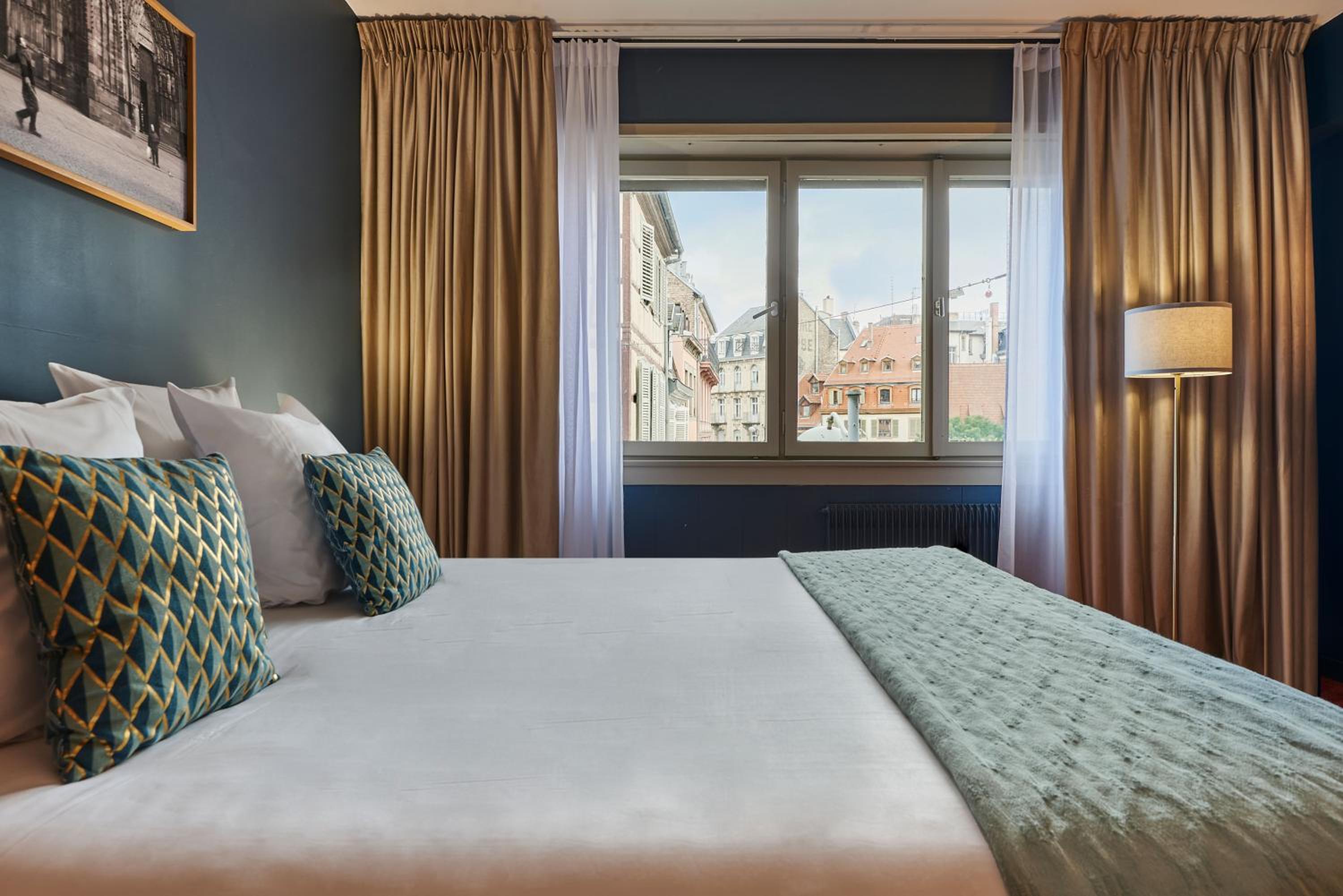 Double Room with Balcony thumbnail 5