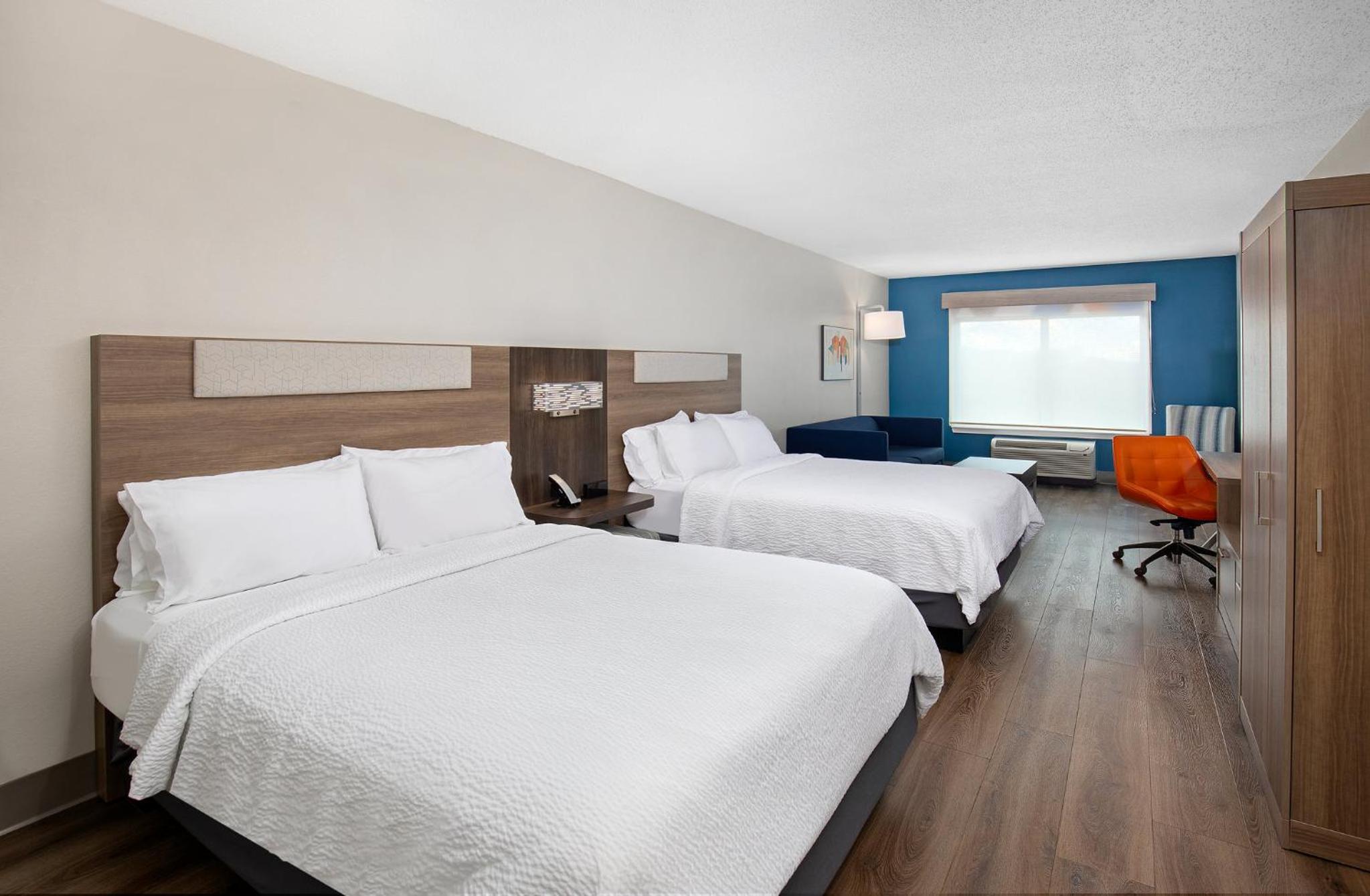 Queen Suite with Two Queen Beds - Photo 5