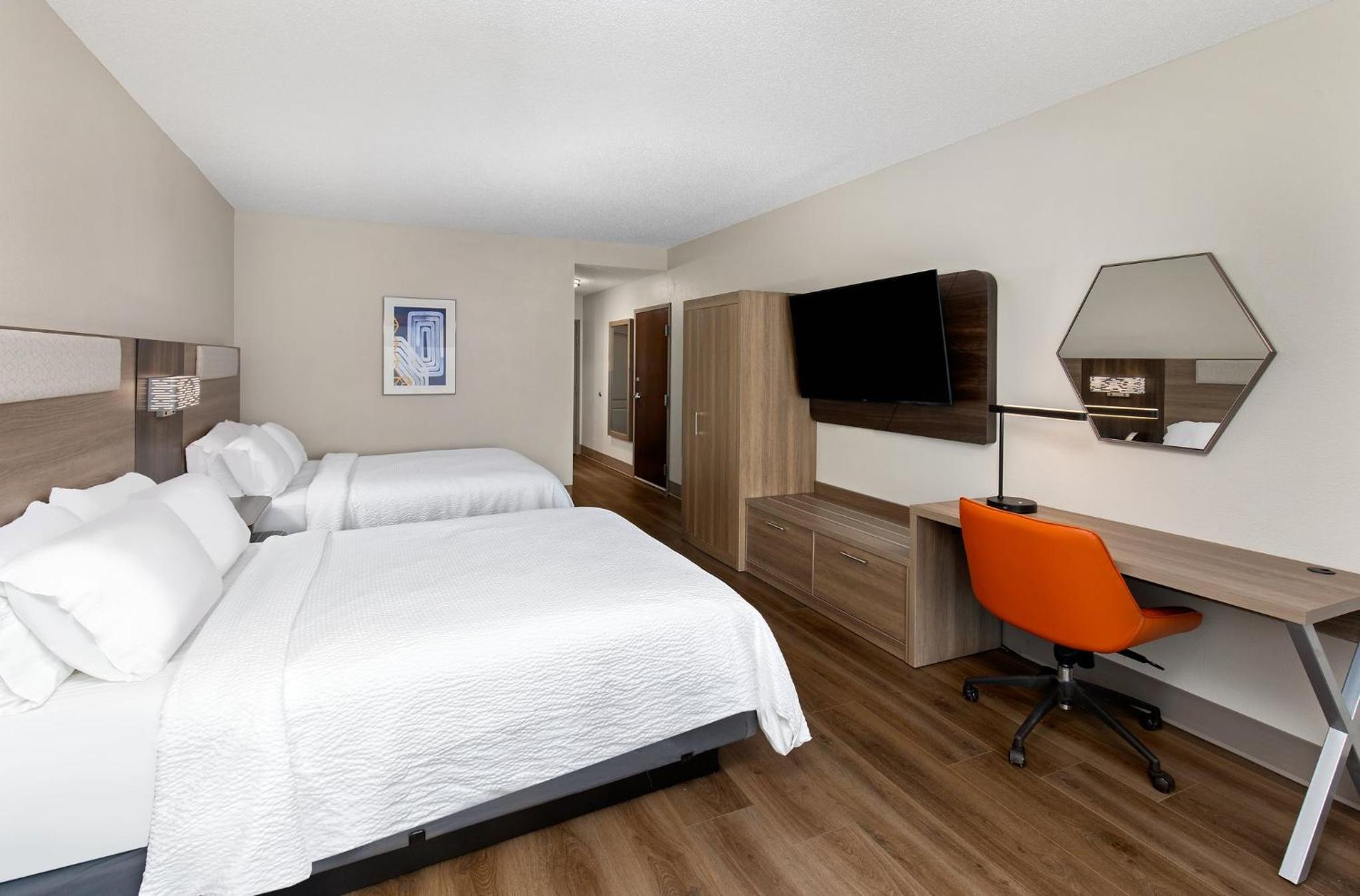 Queen Suite with Two Queen Beds - Photo 4