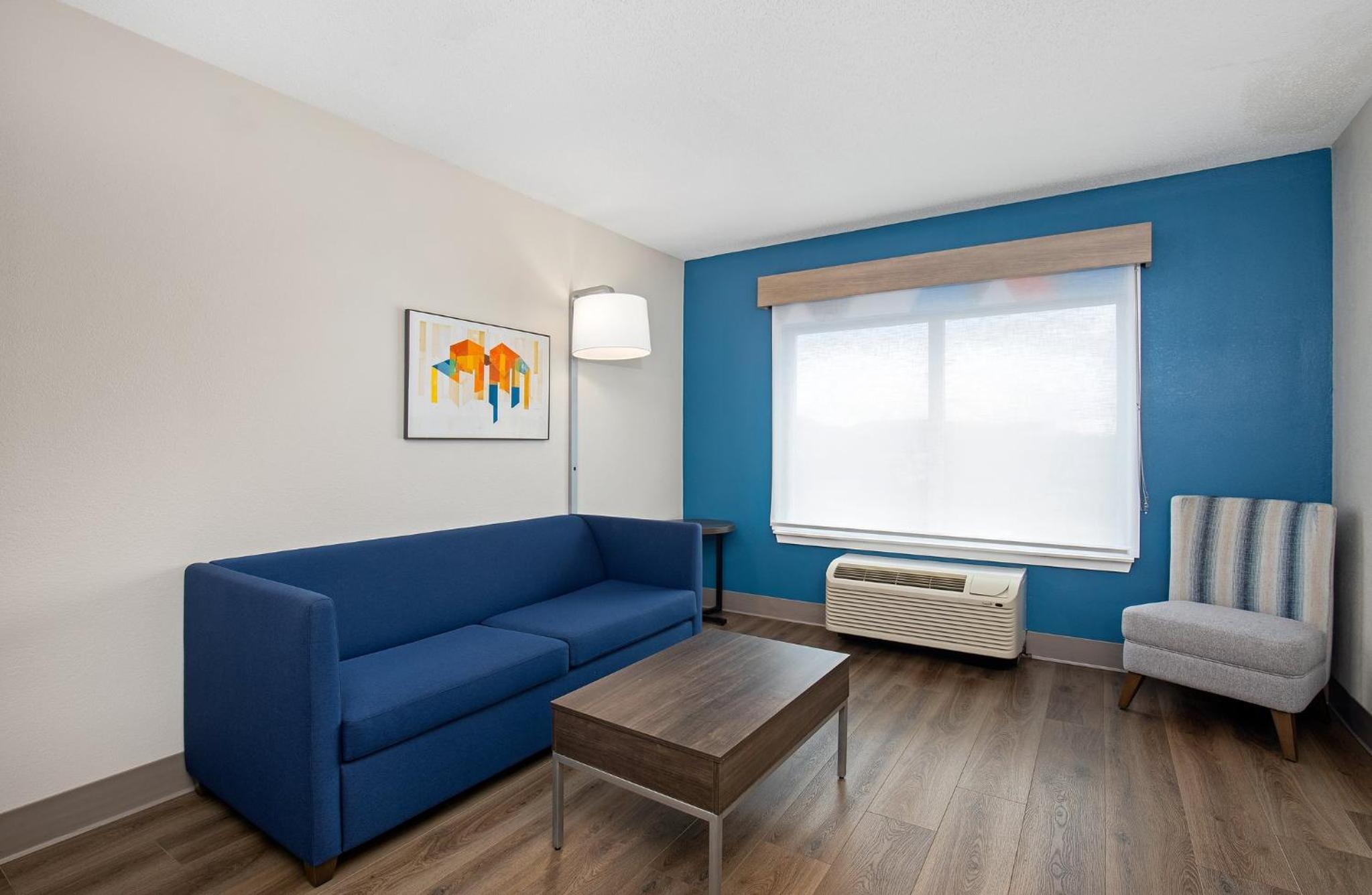 Queen Suite with Two Queen Beds - Photo 3