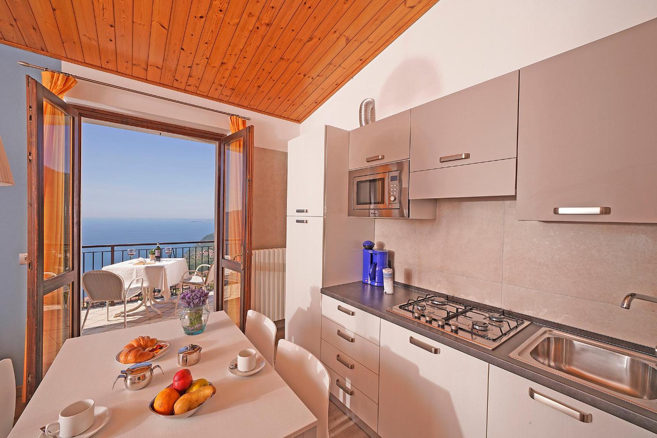 Comfort Two-Bedroom Apartment with Lake View photo 3