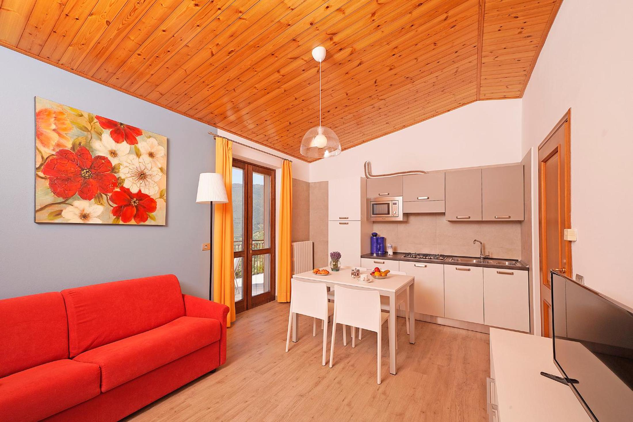 Comfort Two-Bedroom Apartment with Lake View photo 2
