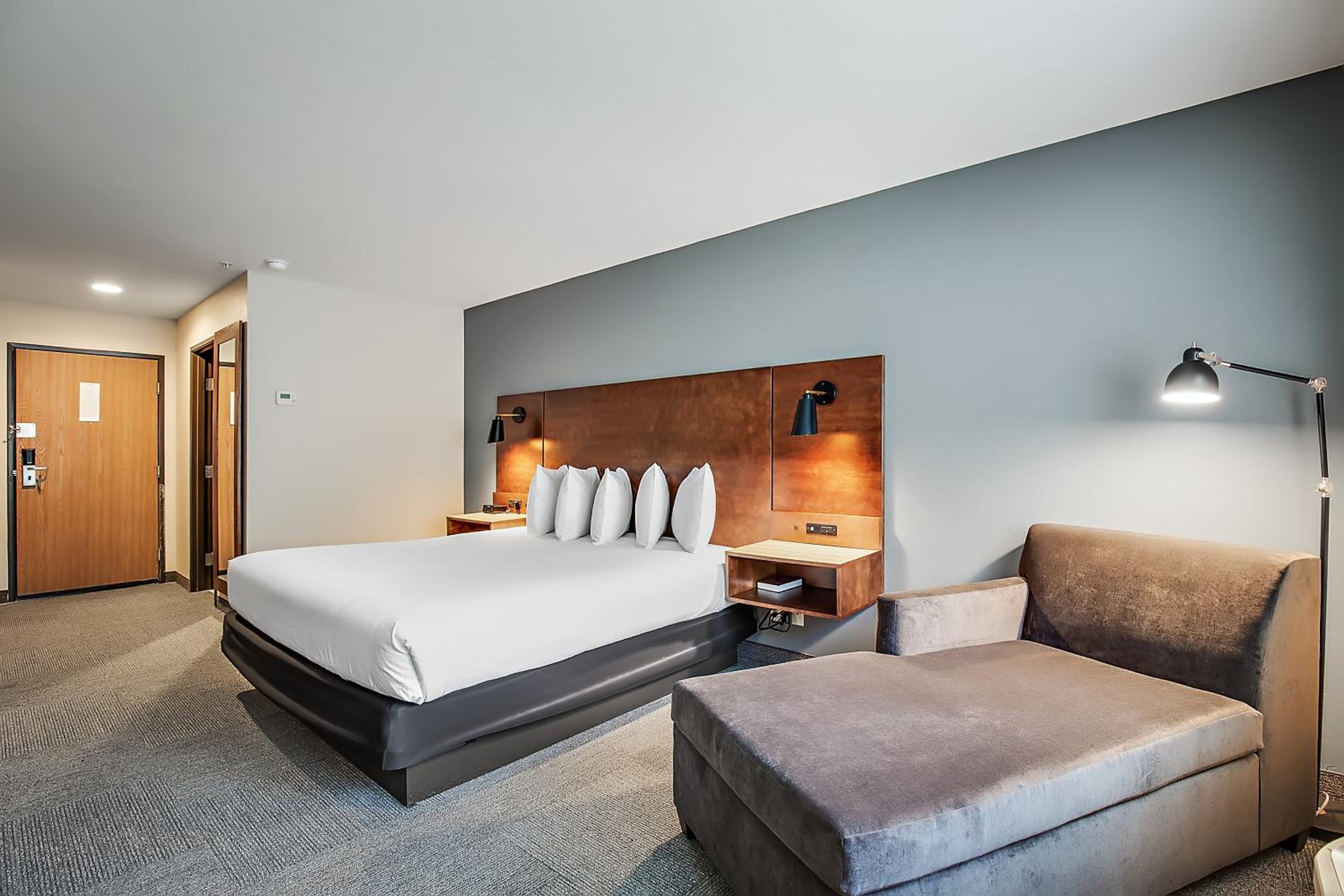 Deluxe King Room - Photo 4
