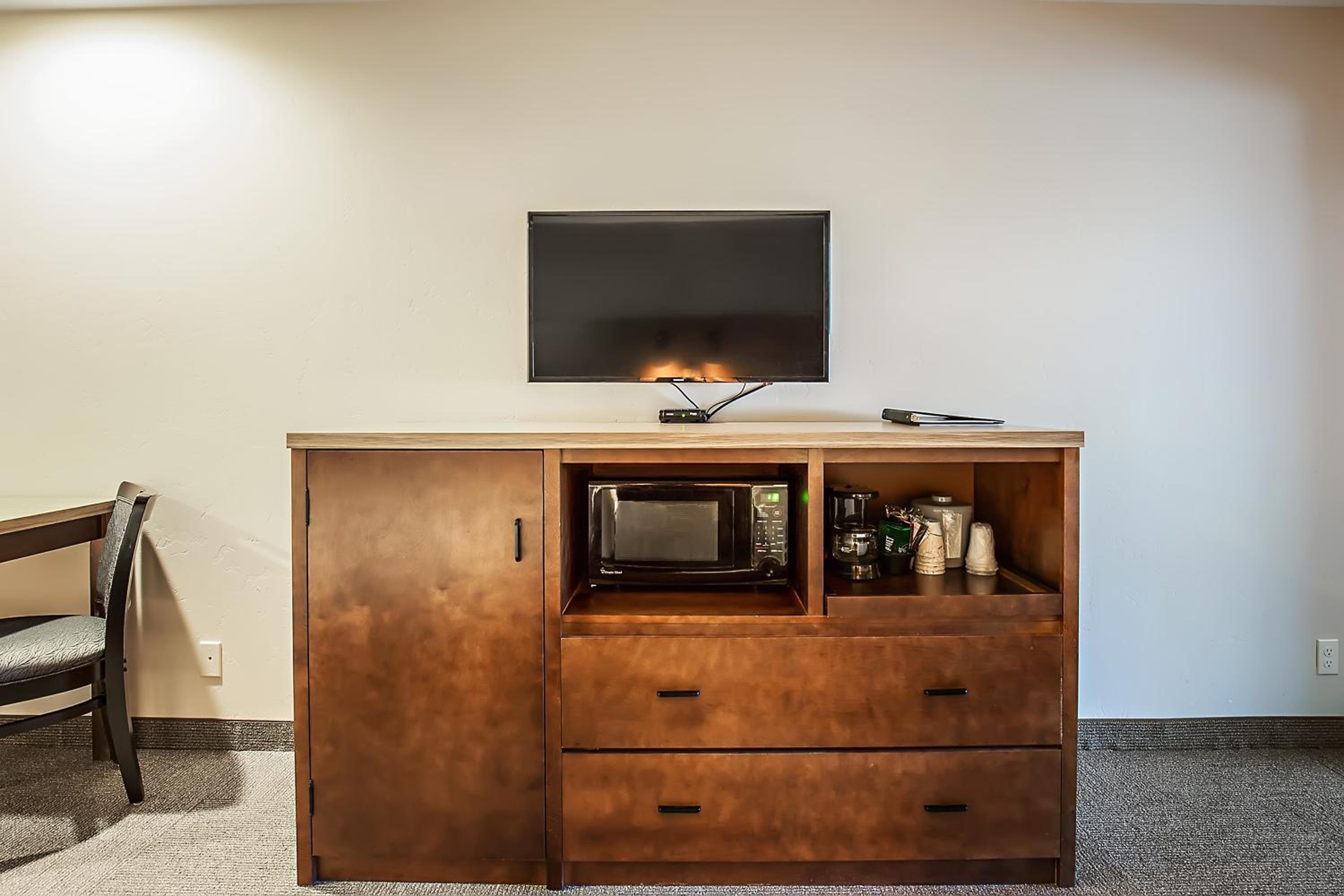Deluxe King Room - Photo 7