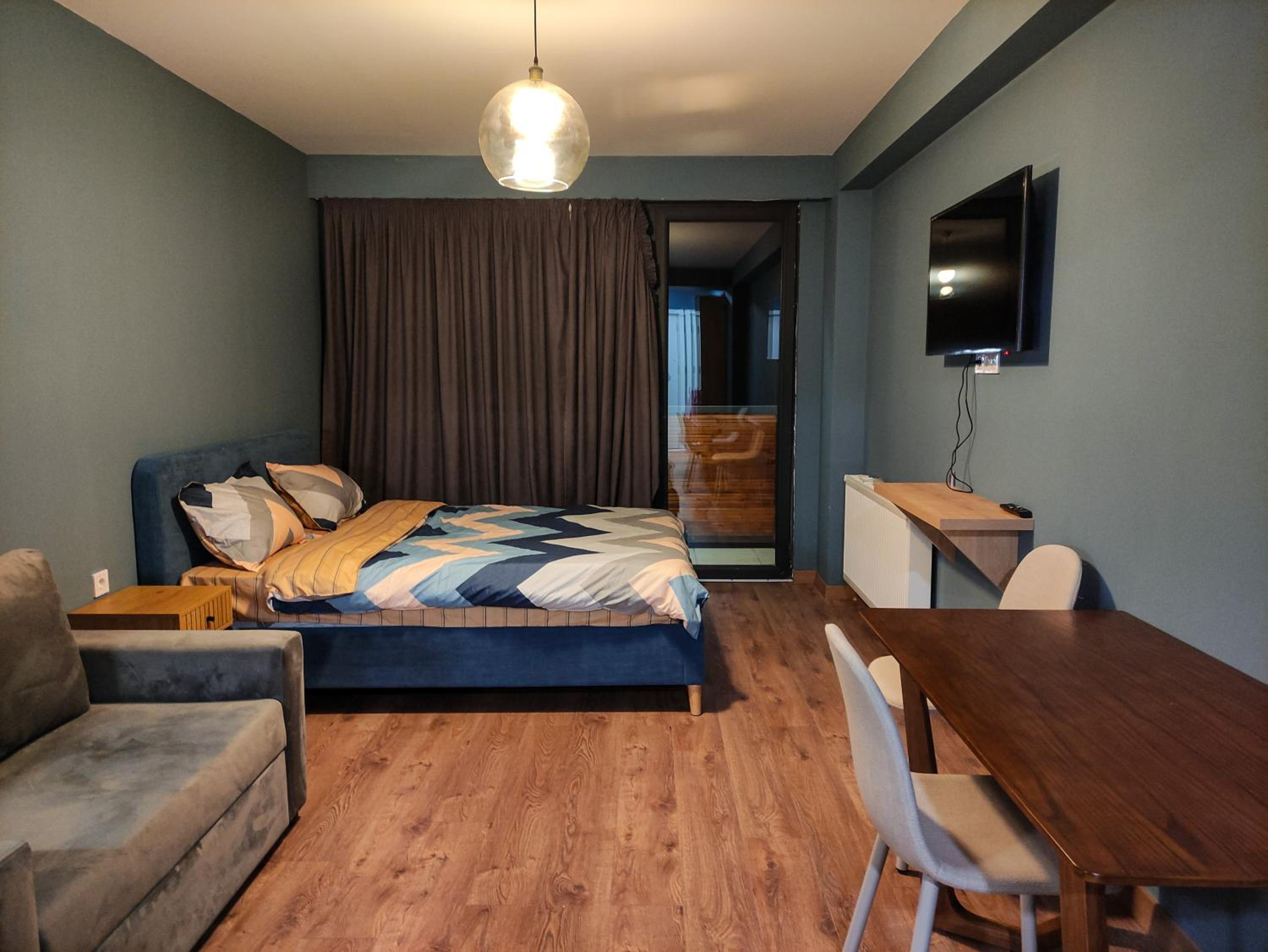 One-Bedroom Apartment photo 1
