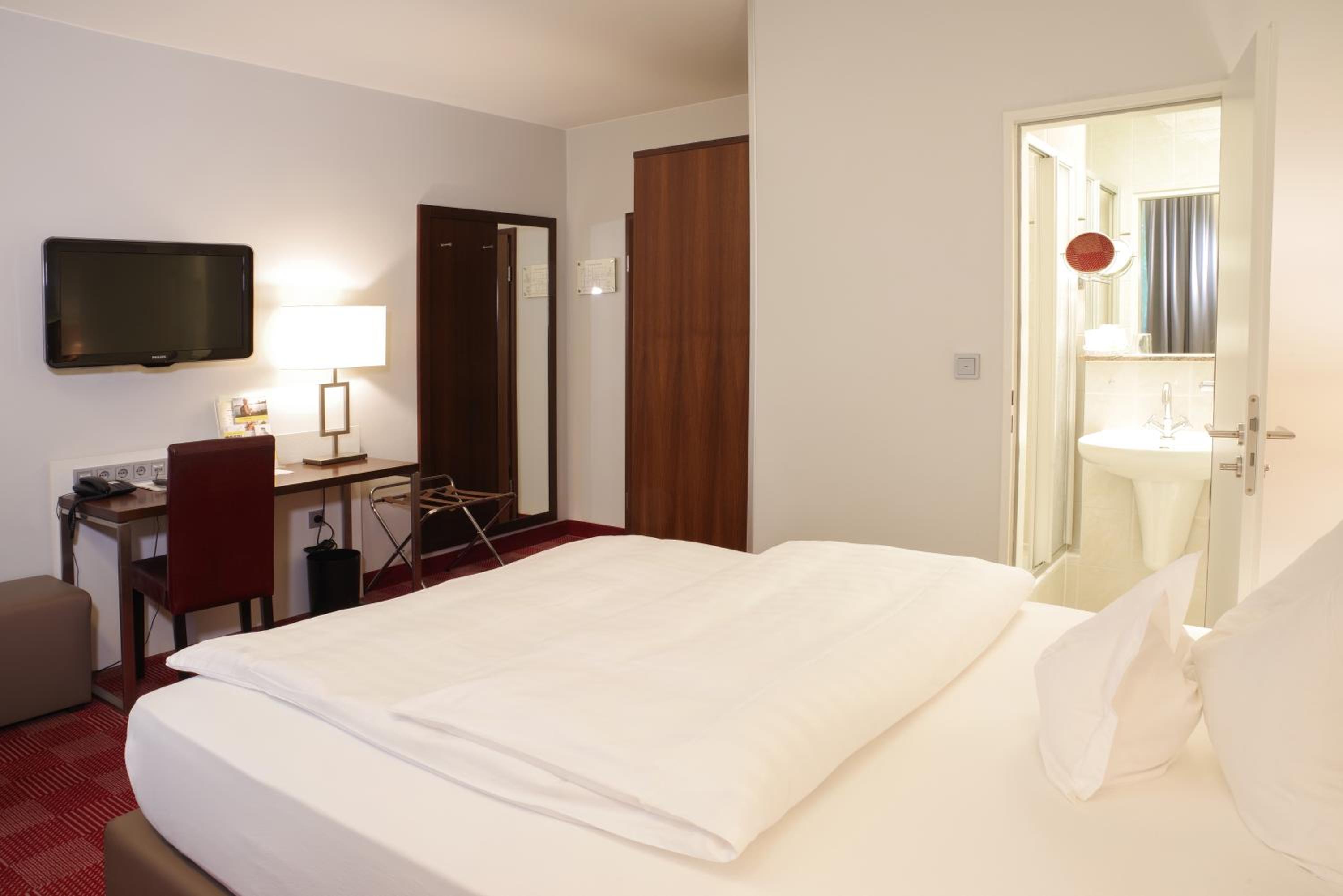 Business Queen Room