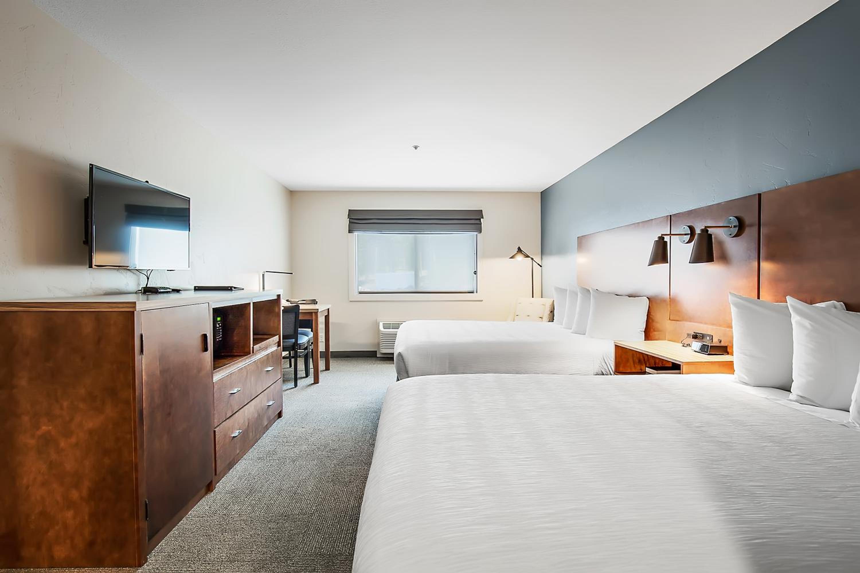 Deluxe Queen Room with Two Queen Beds - Photo 4