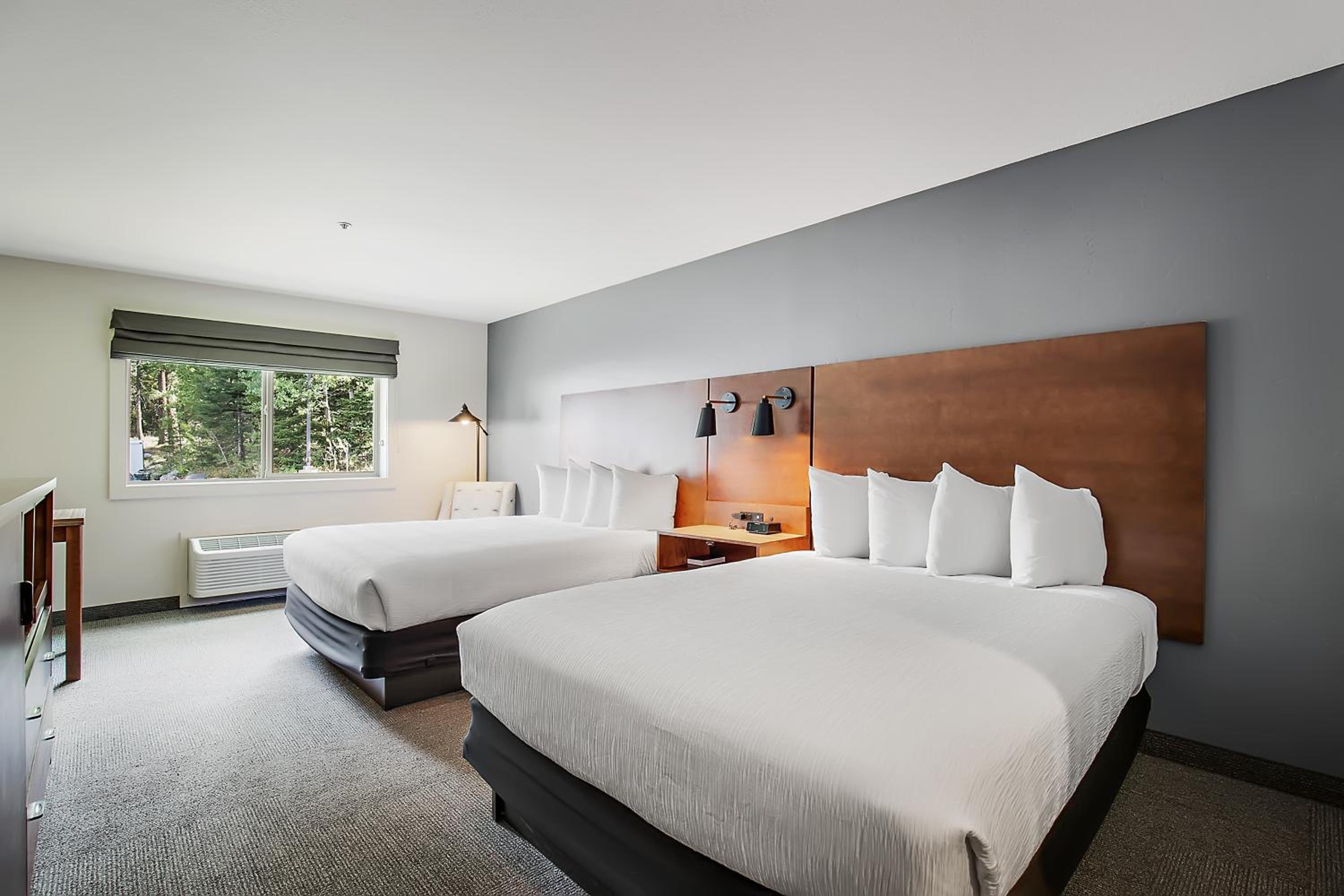 Deluxe Queen Room with Two Queen Beds - Photo 5