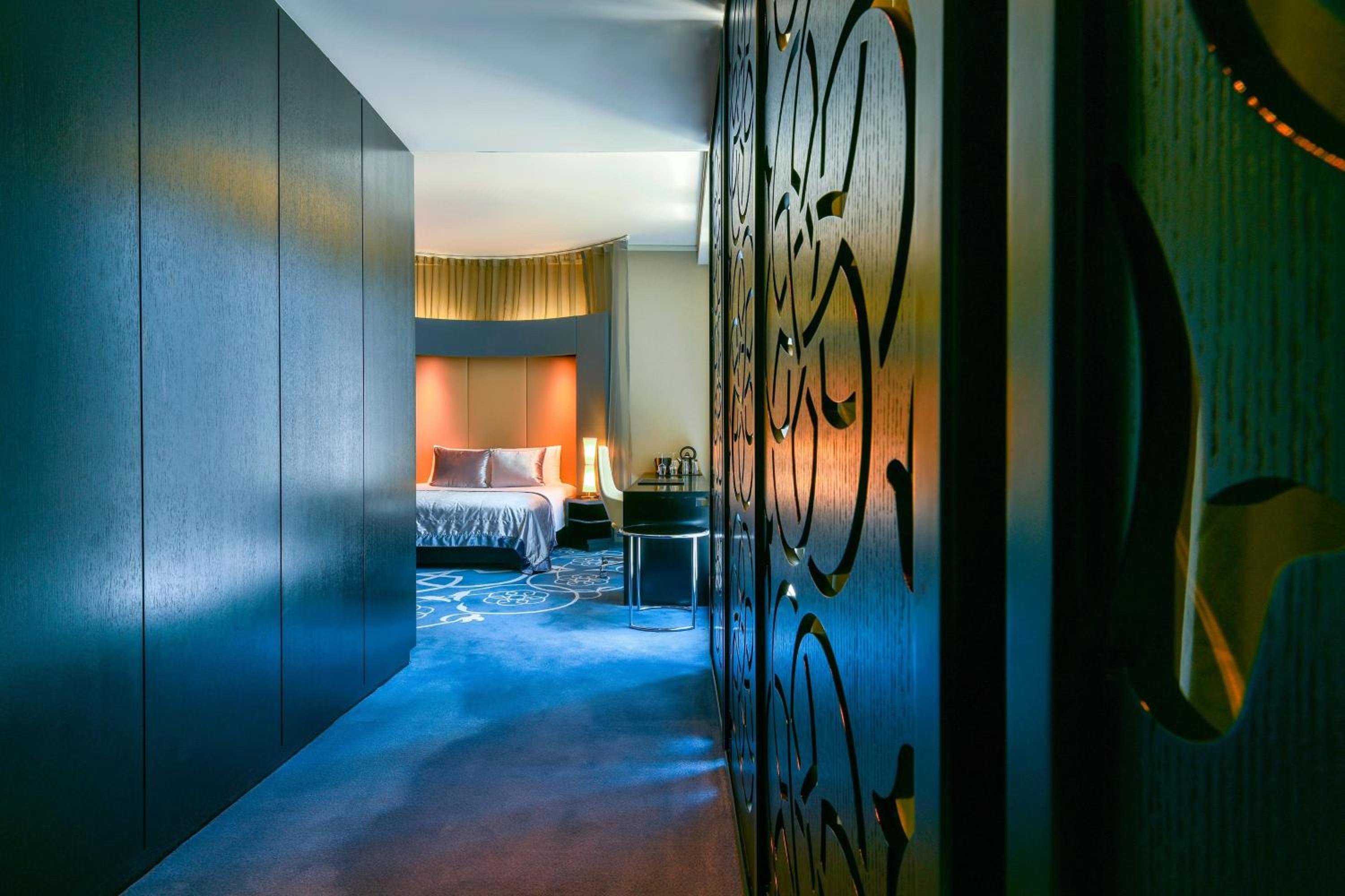Deluxe King Room with City View - Photo 5