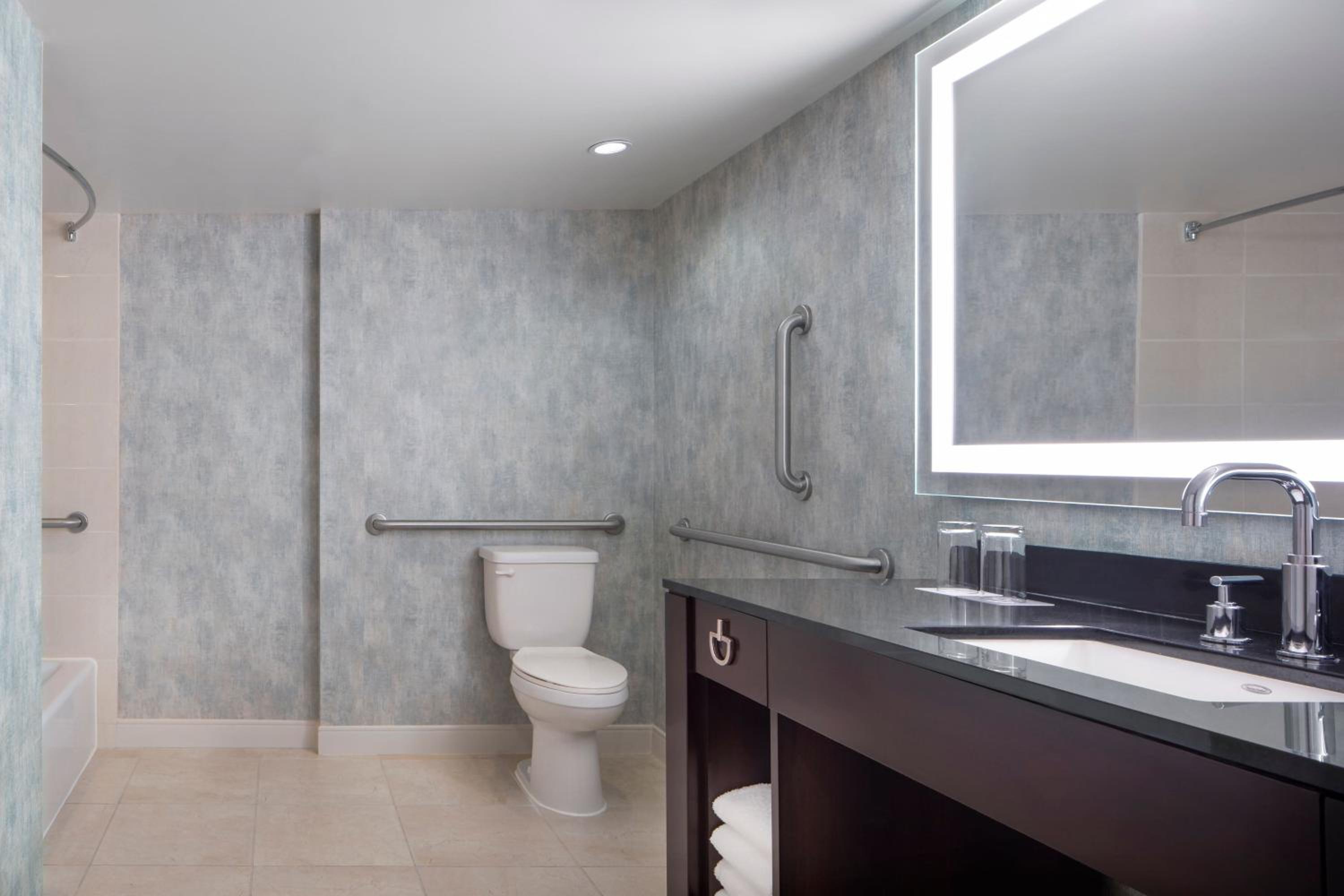 Standard King Room - Mobility/Hearing Accessible with Tub - Photo 4