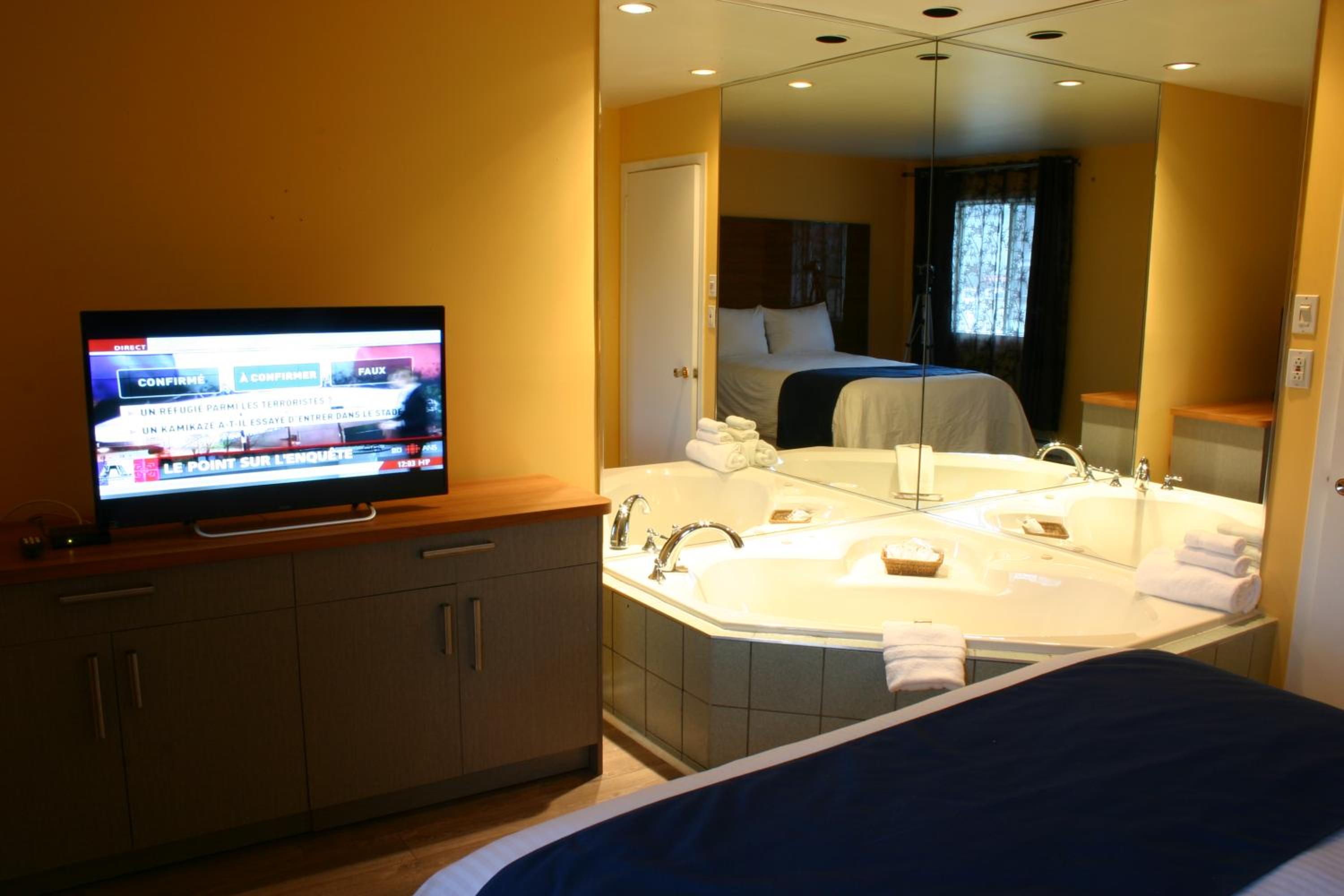 Queen Suite with Spa Bath