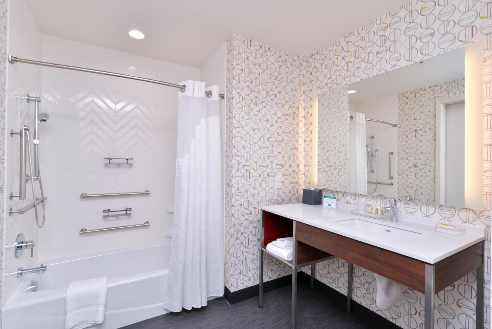 Standard King Room with Mobility Accessible Tub - Photo 8