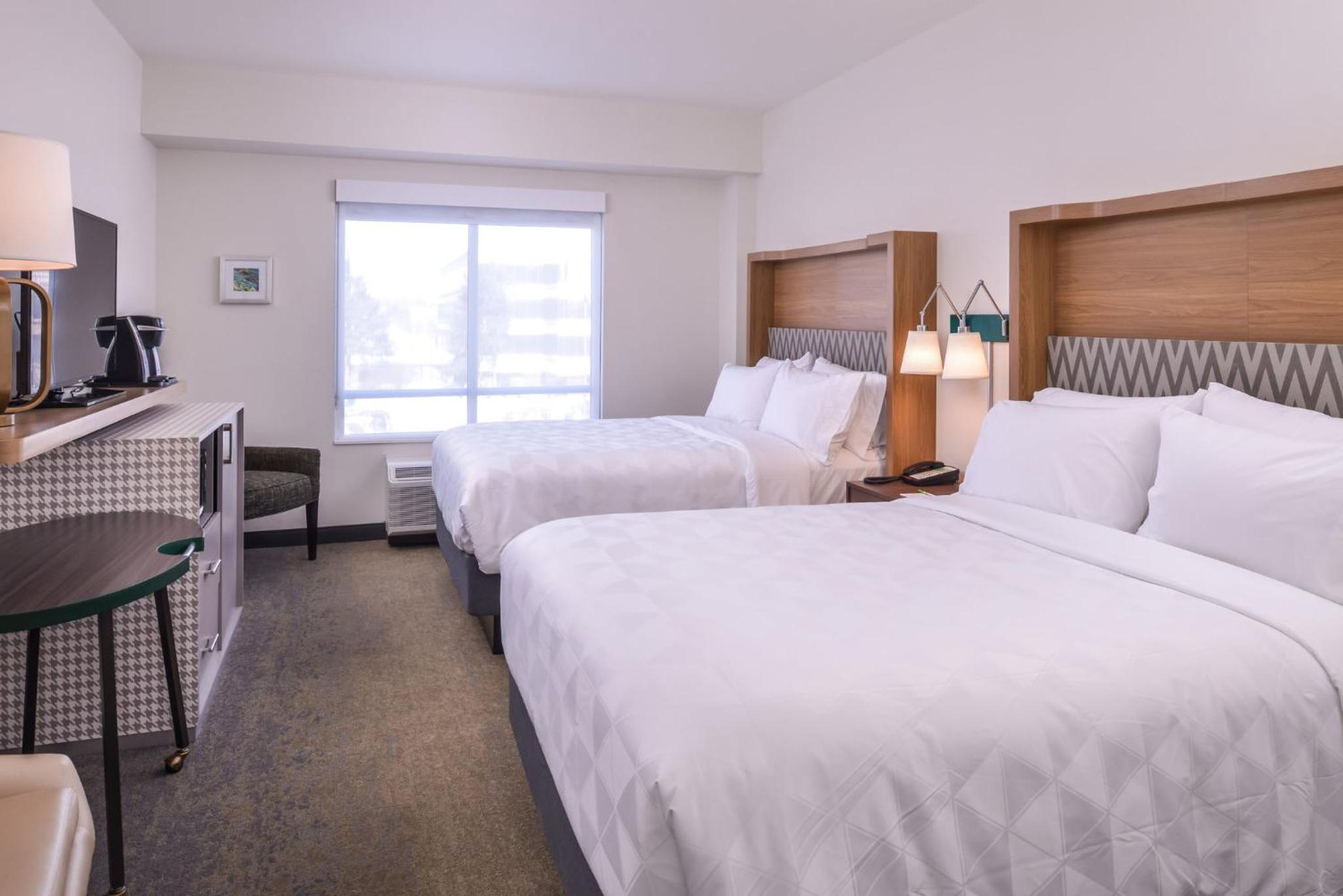 Queen Room with Two Queen Beds - Hearing Accessible/Non-Smoking - Photo 11