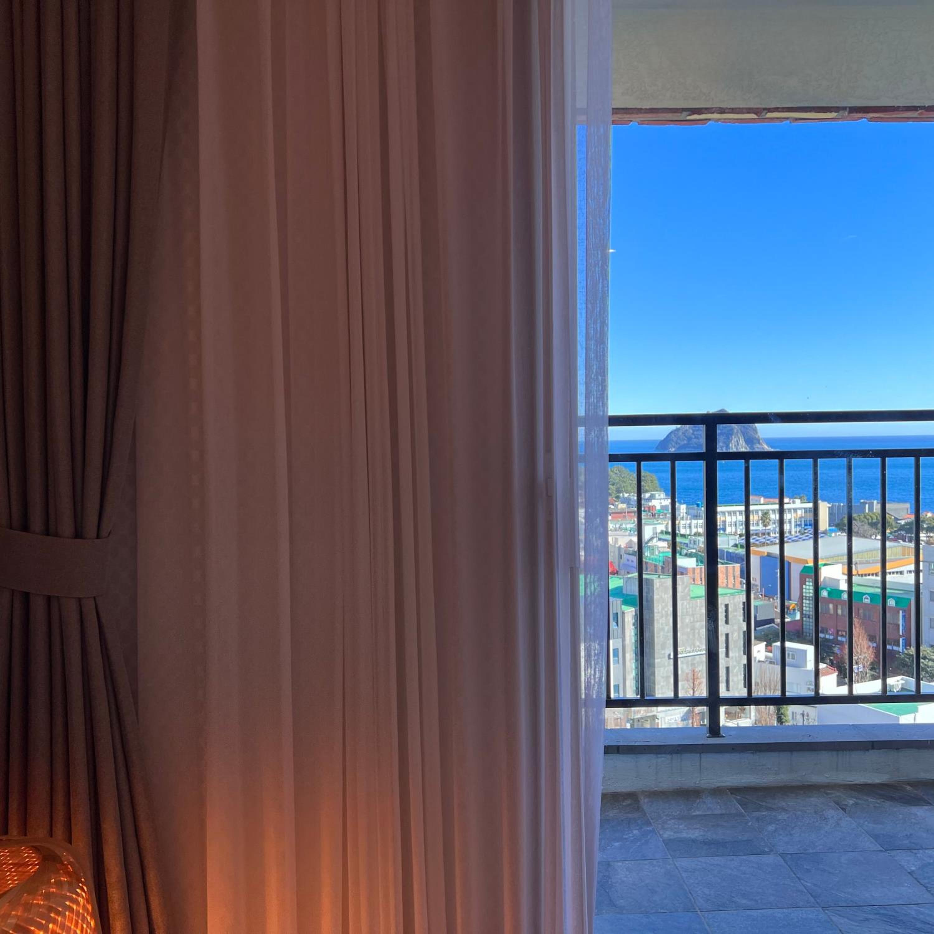 Queen Room with Sea View - Photo 4