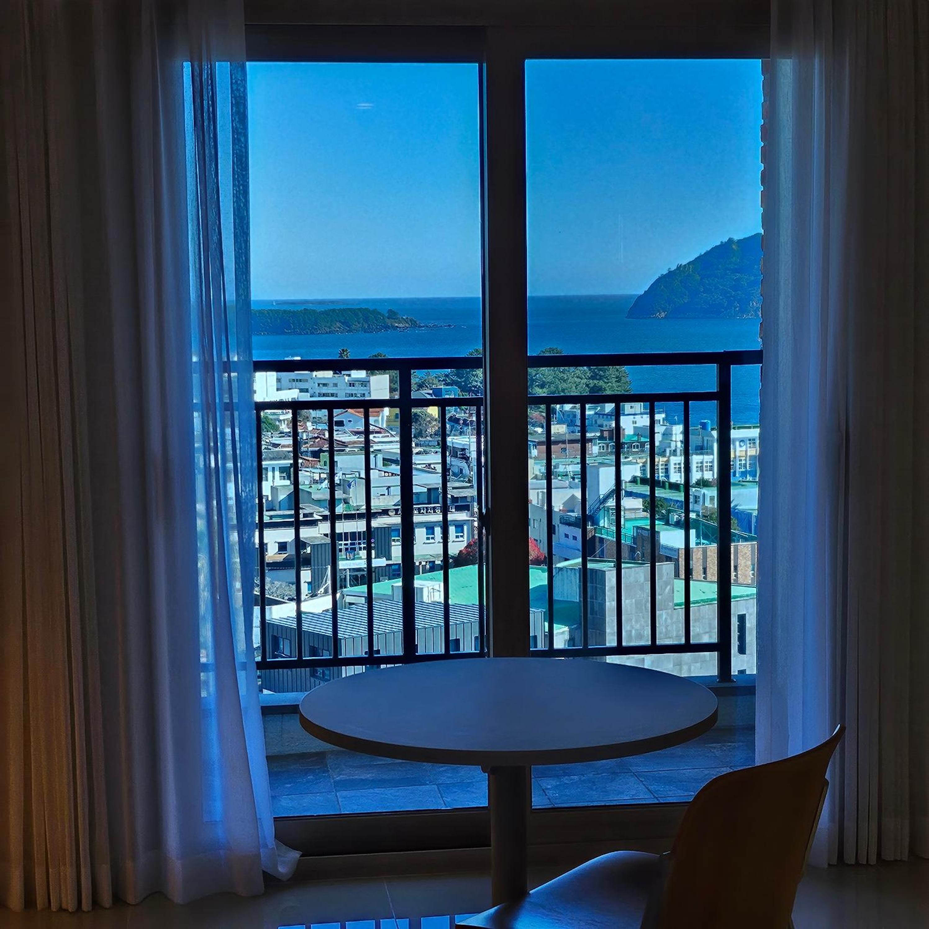 Queen Room with Sea View - Photo 3