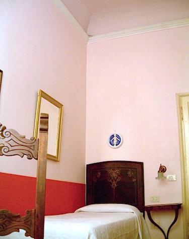 Standard Single Room with Shared Bathroom photo 1