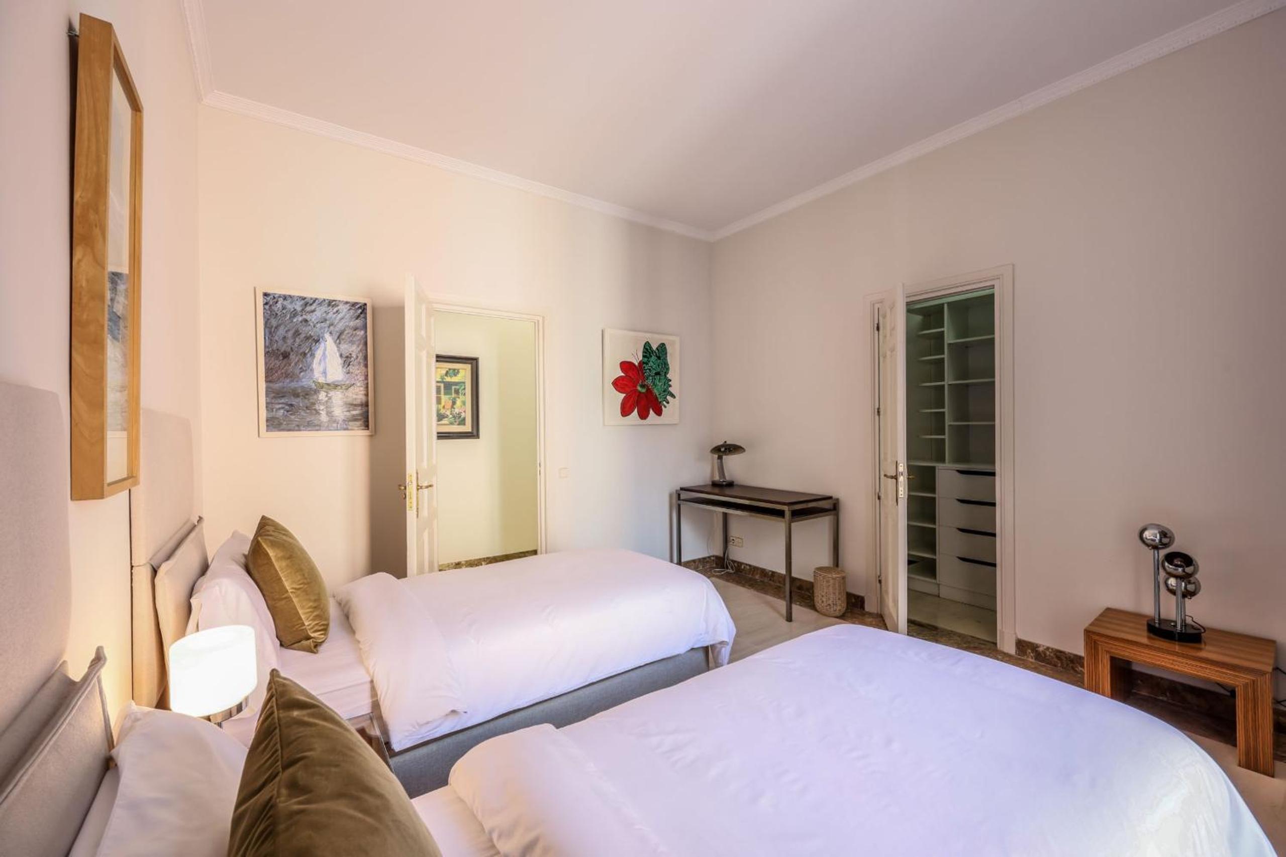 Three-Bedroom Deluxe Apartment photo 2