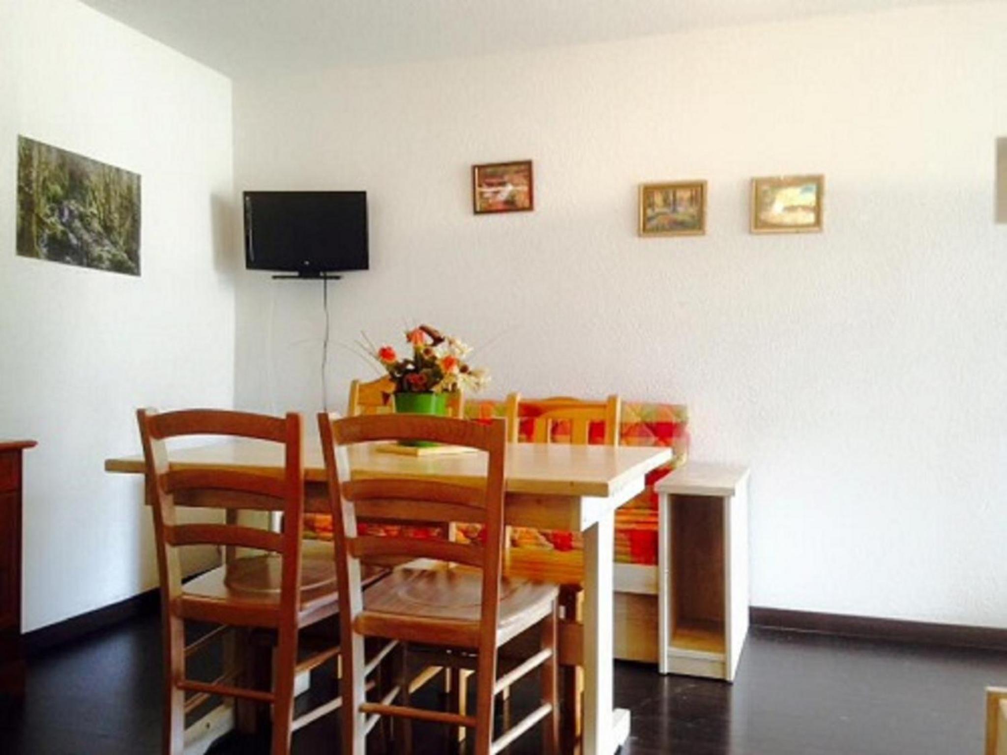 One-Bedroom Apartment (6 Adults) photo 2