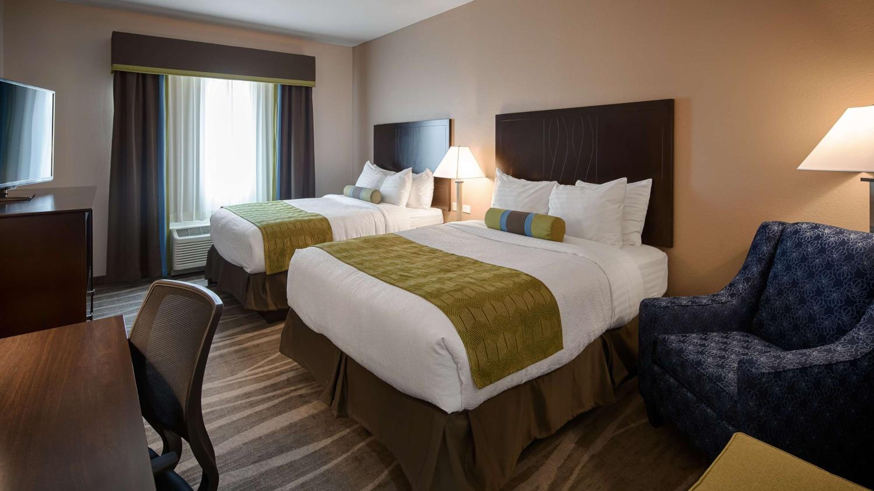 Queen Room with Two Queen Beds and Bath Tub - Disability Access/Non-Smoking