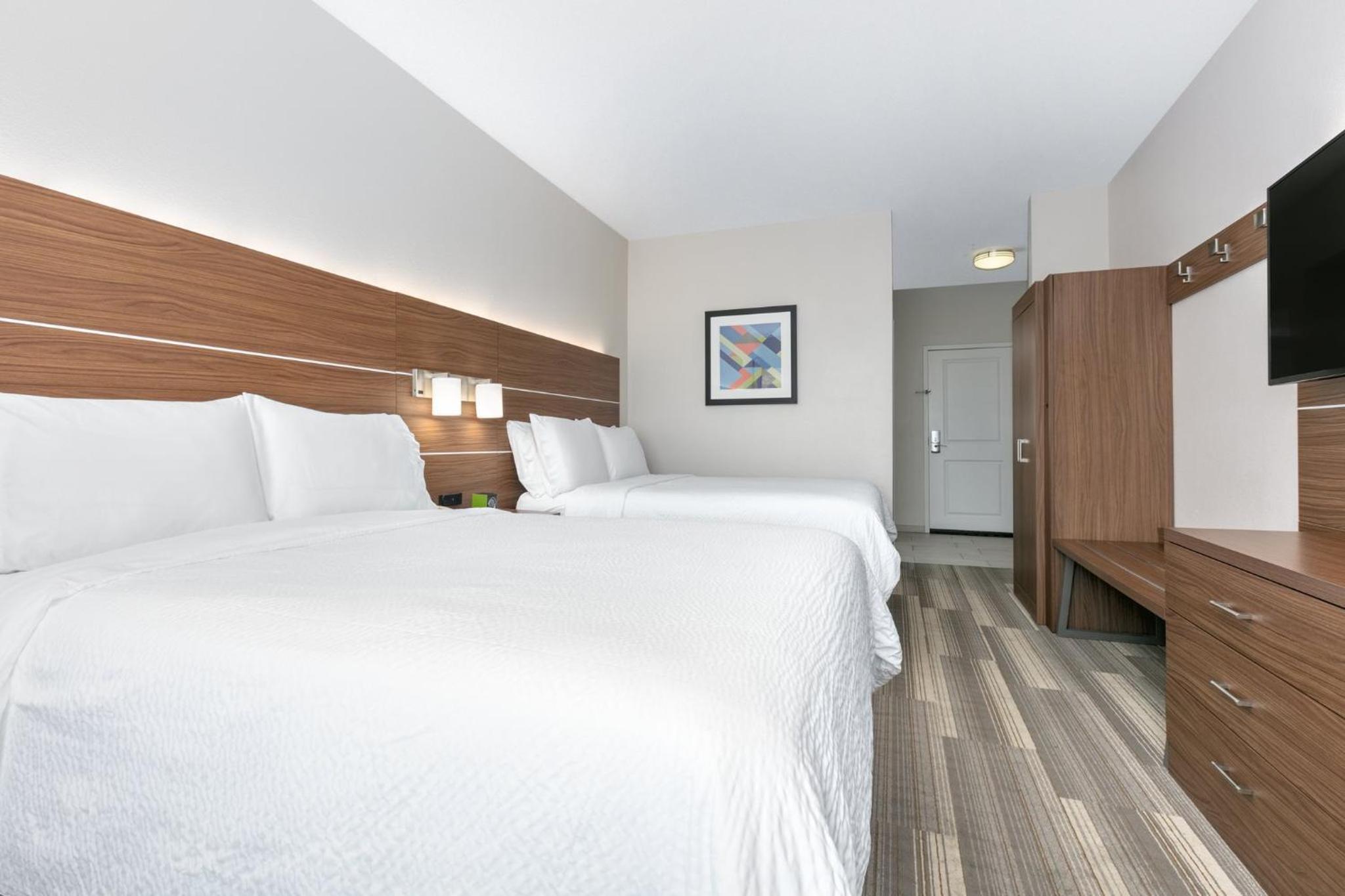 Standard Queen Room with Two Queen Beds - Photo 5