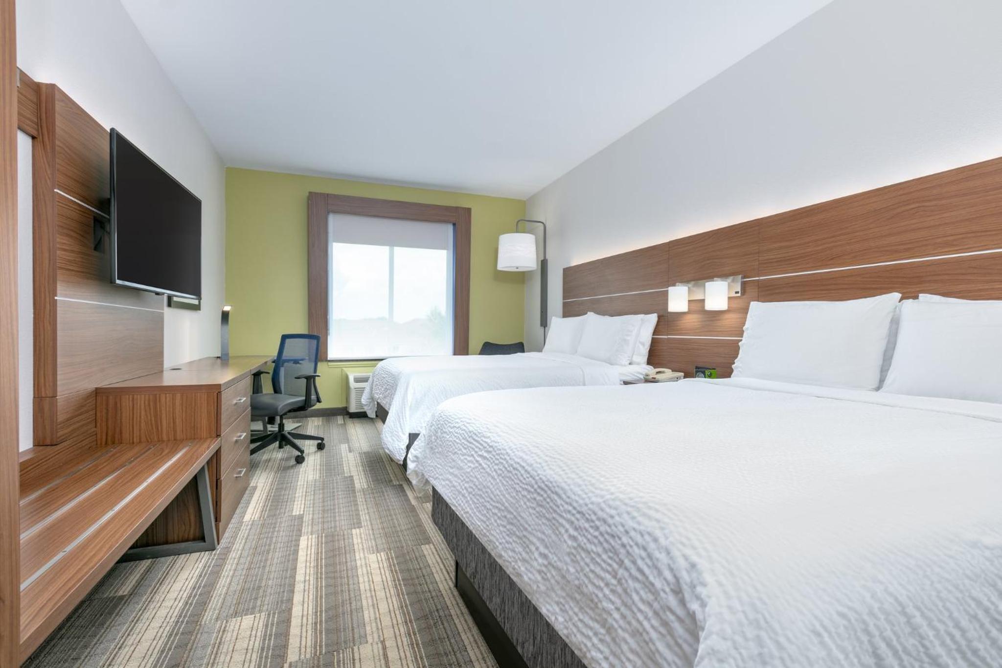 Standard Queen Room with Two Queen Beds - Photo 2