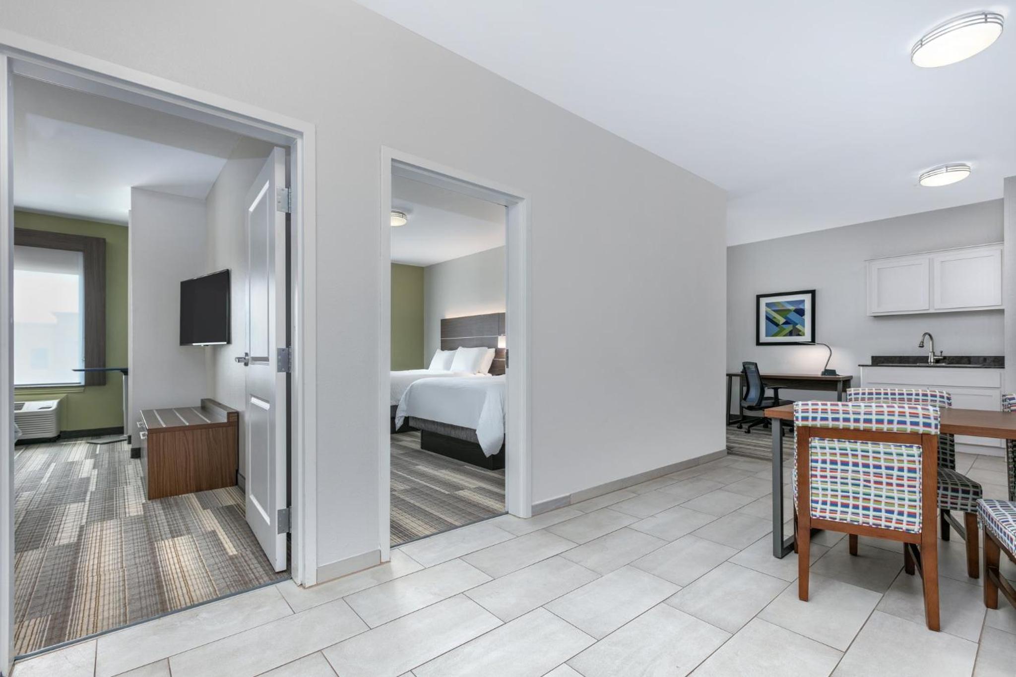 Two-Bedroom Suite - Photo 4