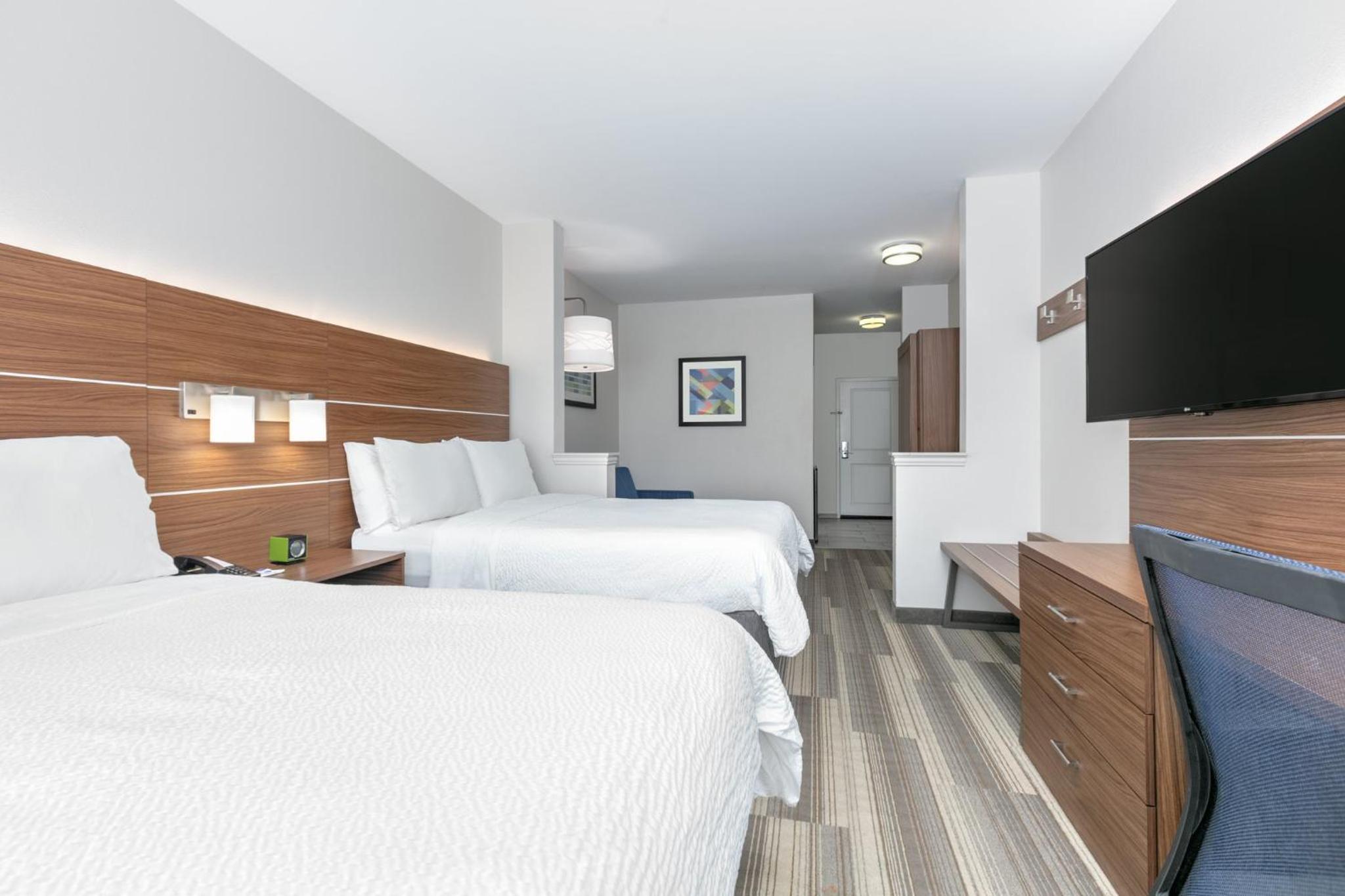 Suite with Two Queen Beds - Photo 4