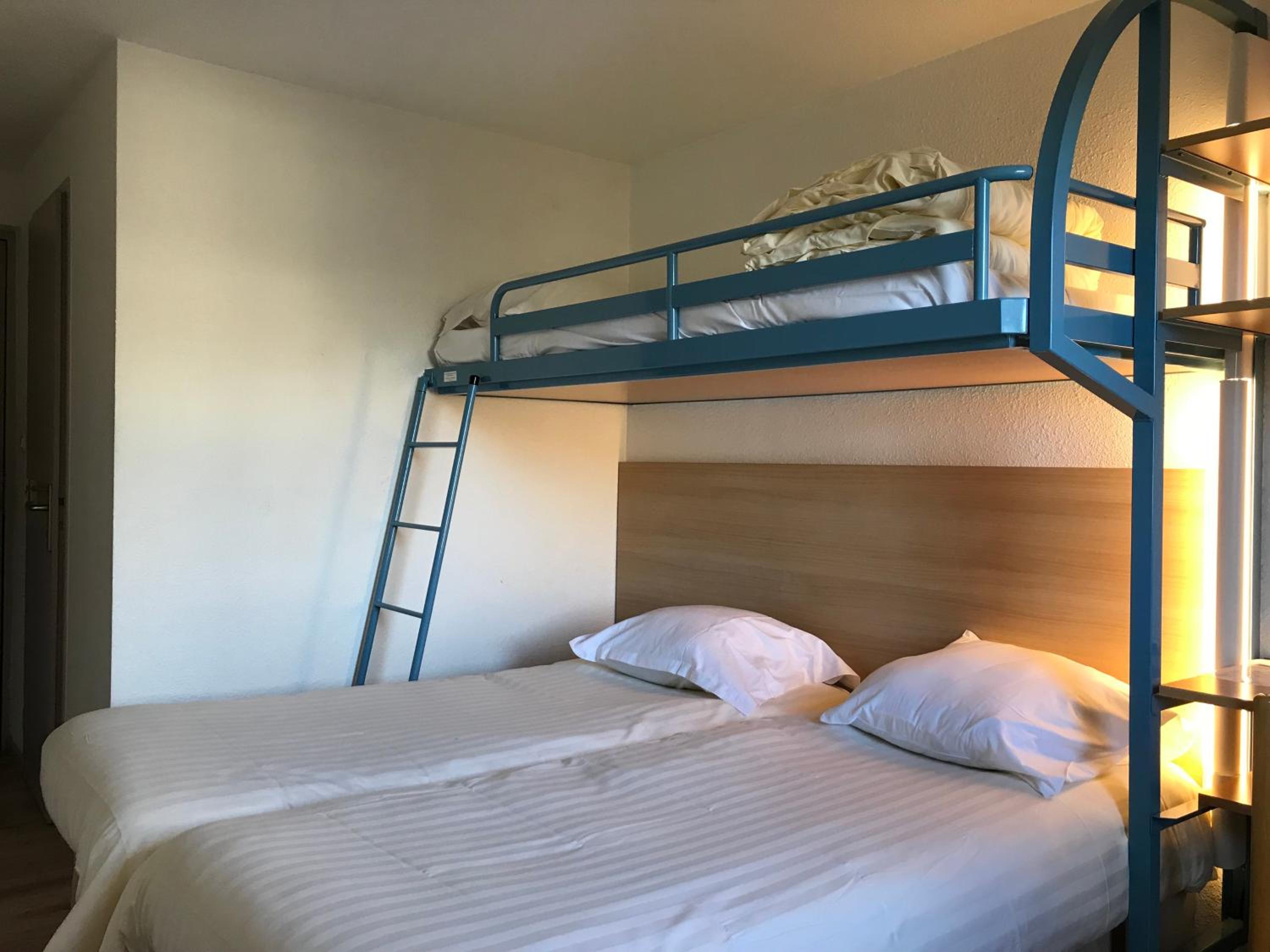 Triple Room with 3 Beds photo 3