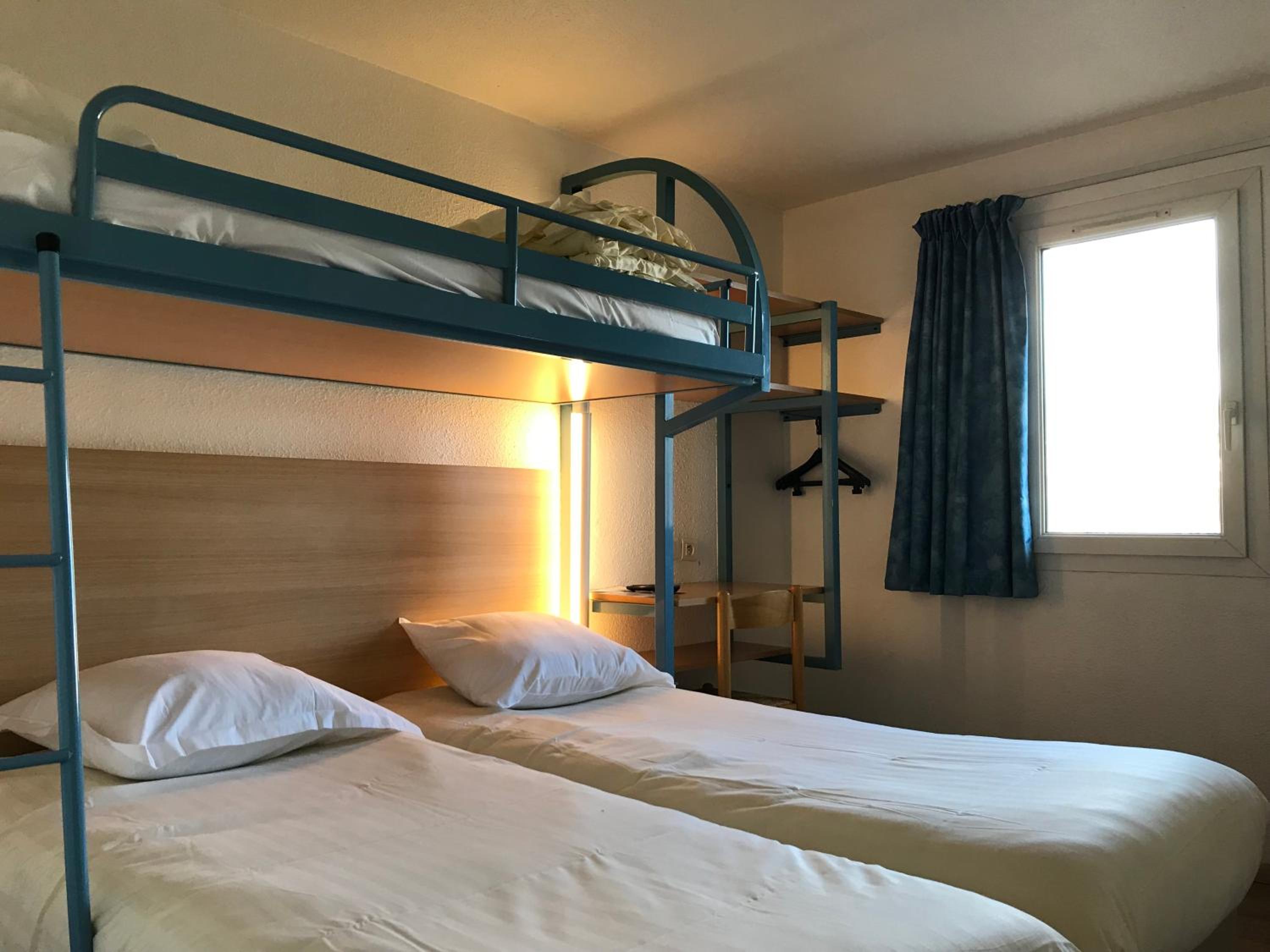 Triple Room with 3 Beds photo 2