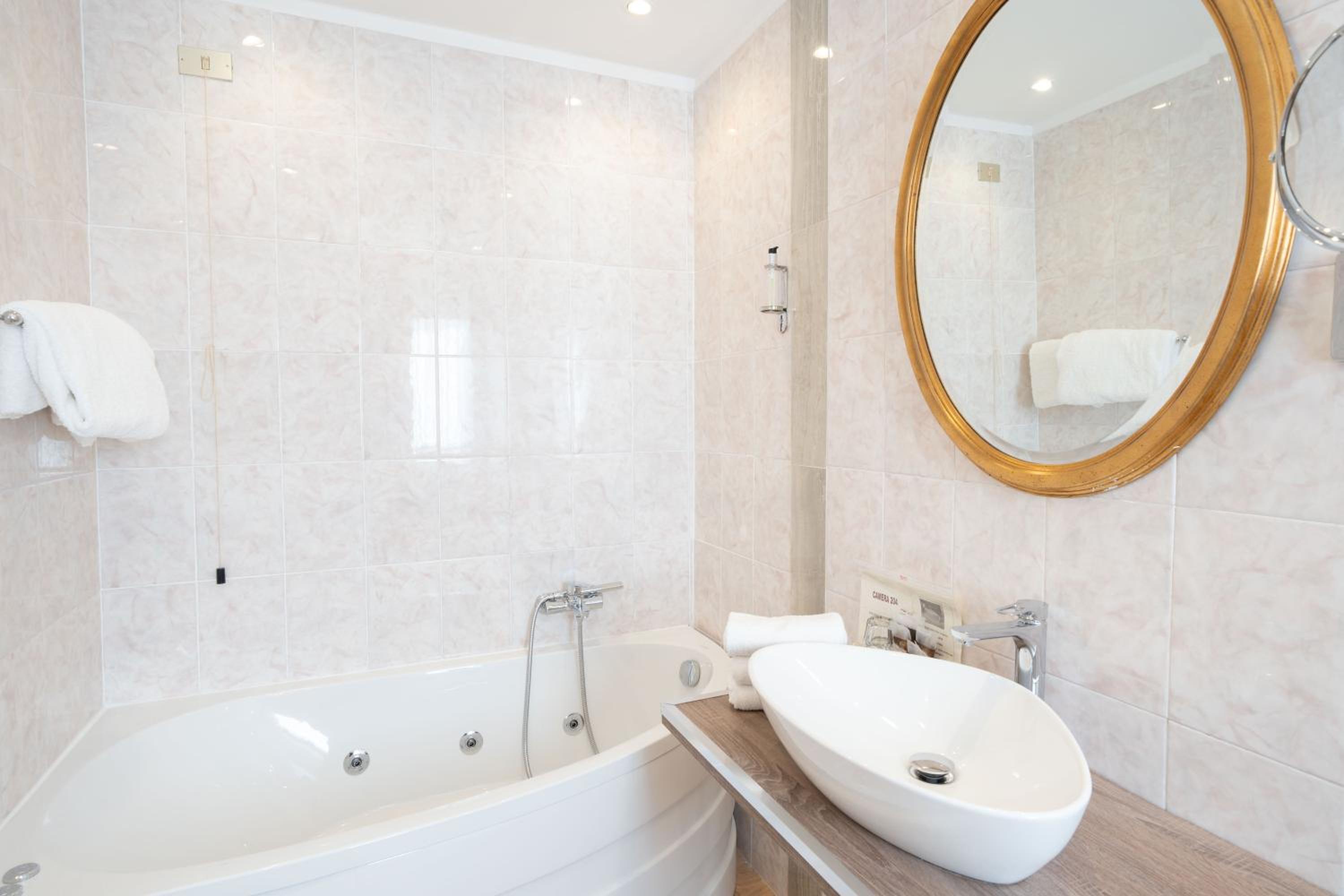 Double Room with Spa Bath - Photo 2