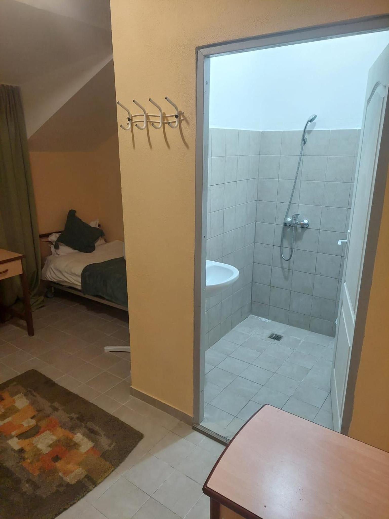 Twin Room with Private Bathroom photo 2