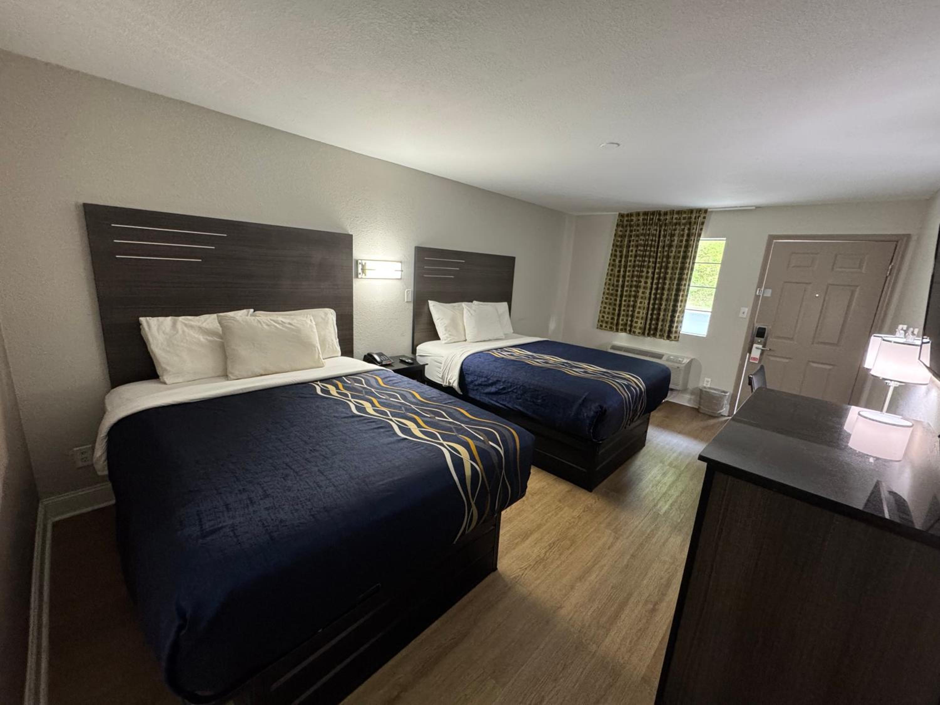 Queen Room with Two Queen Beds - Photo 5