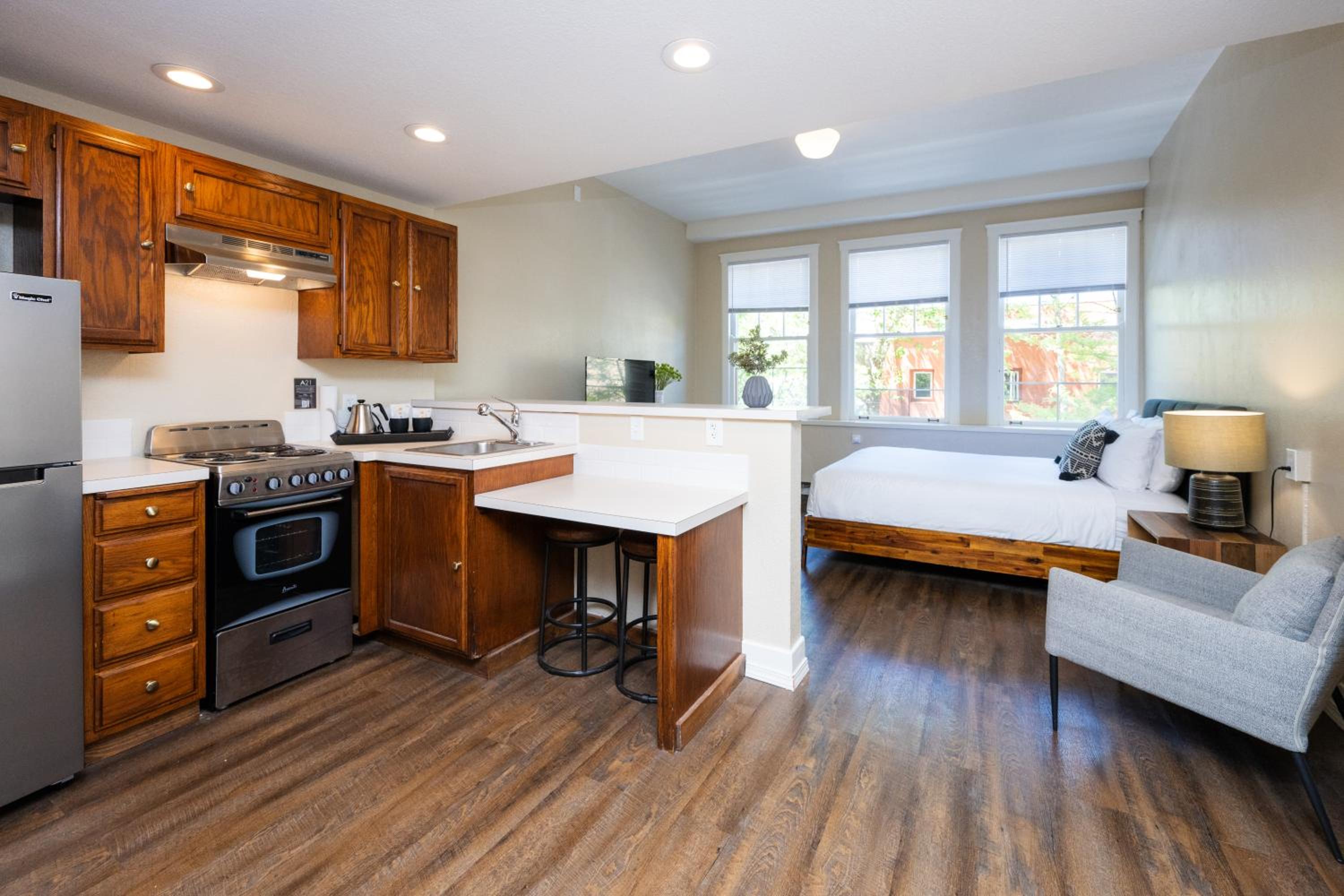 Accessible Historic Studio Suite - Photo 3
