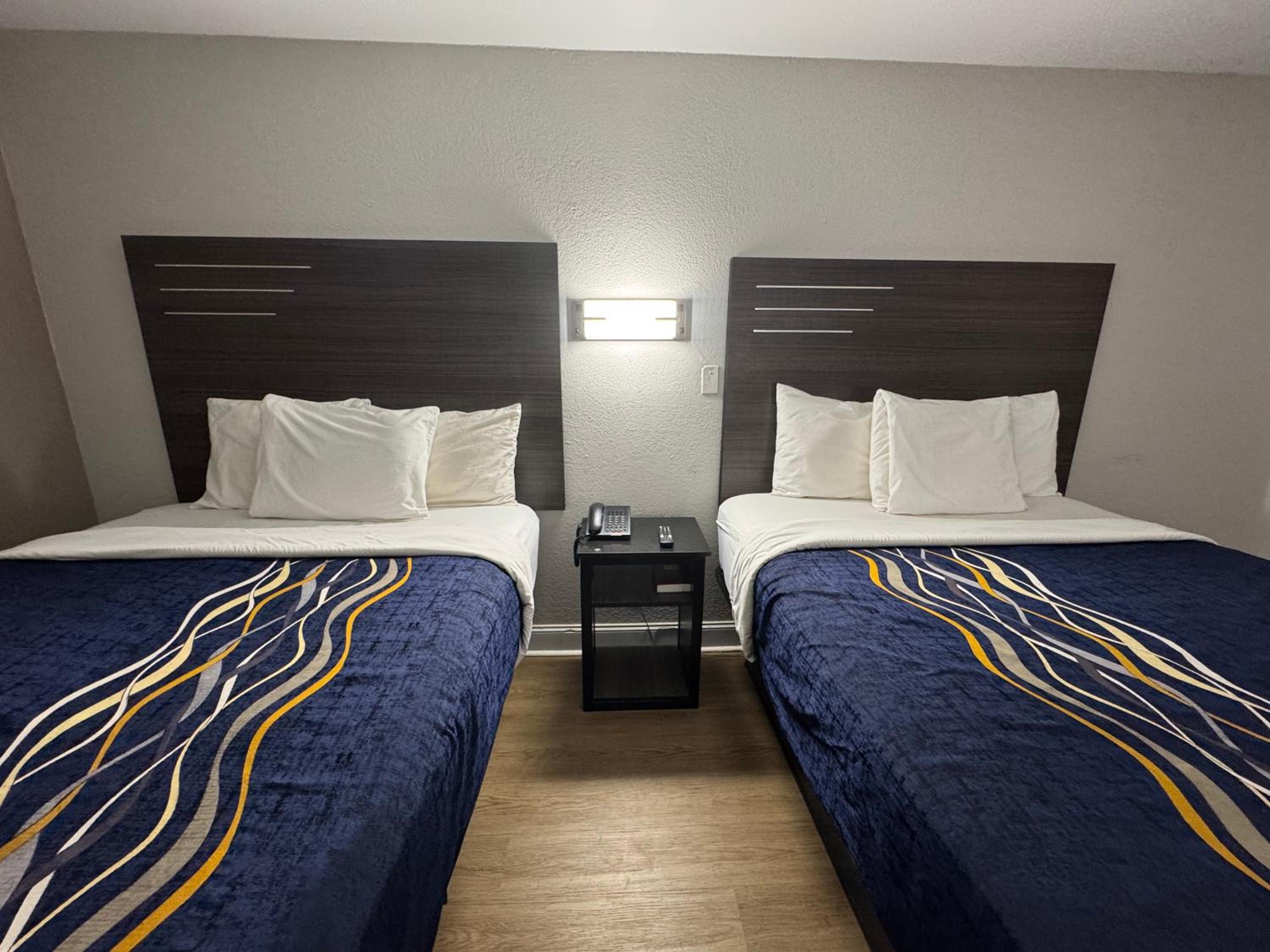 Queen Room with Two Queen Beds - Photo 4