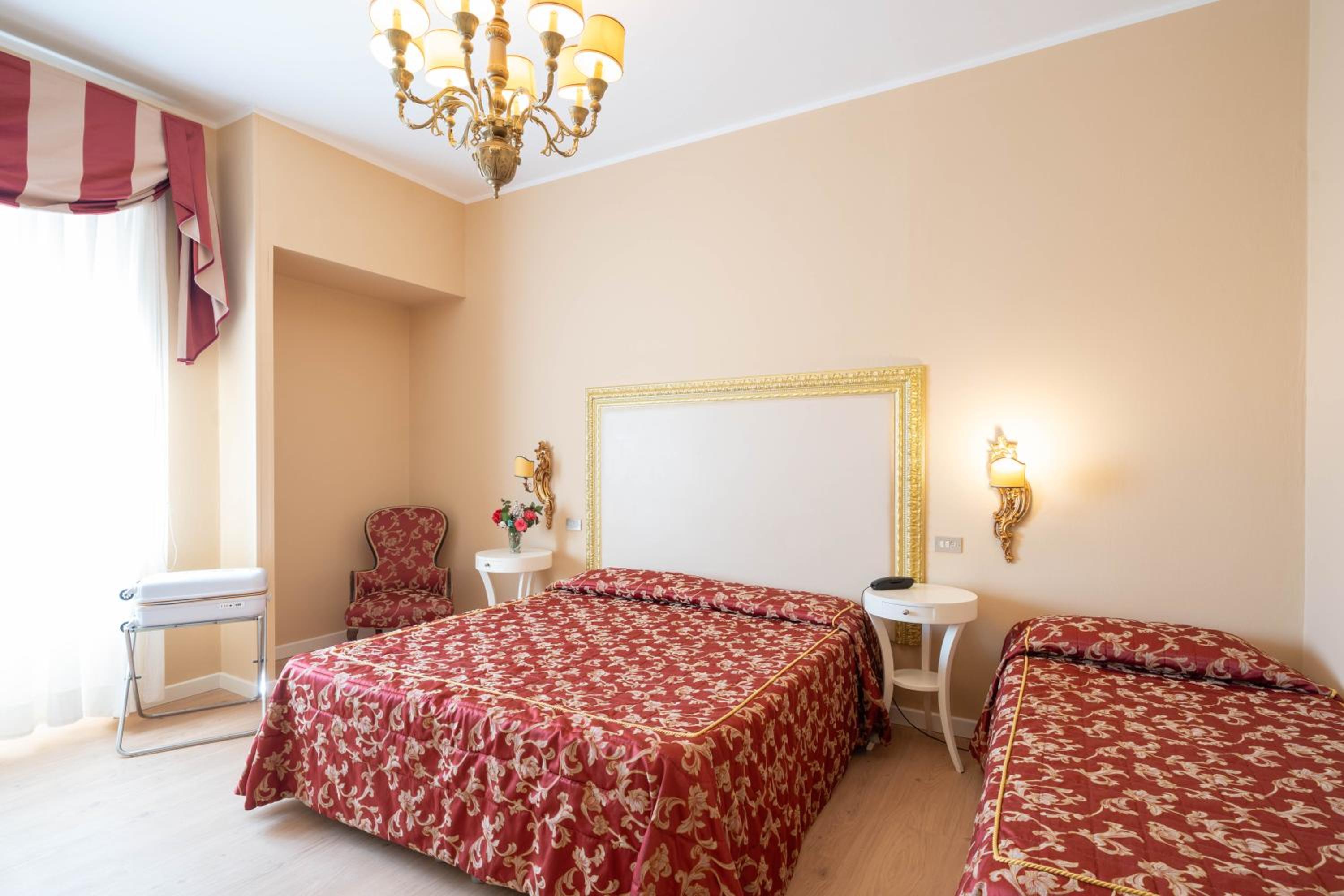 Double Room with Spa Bath - Photo 4