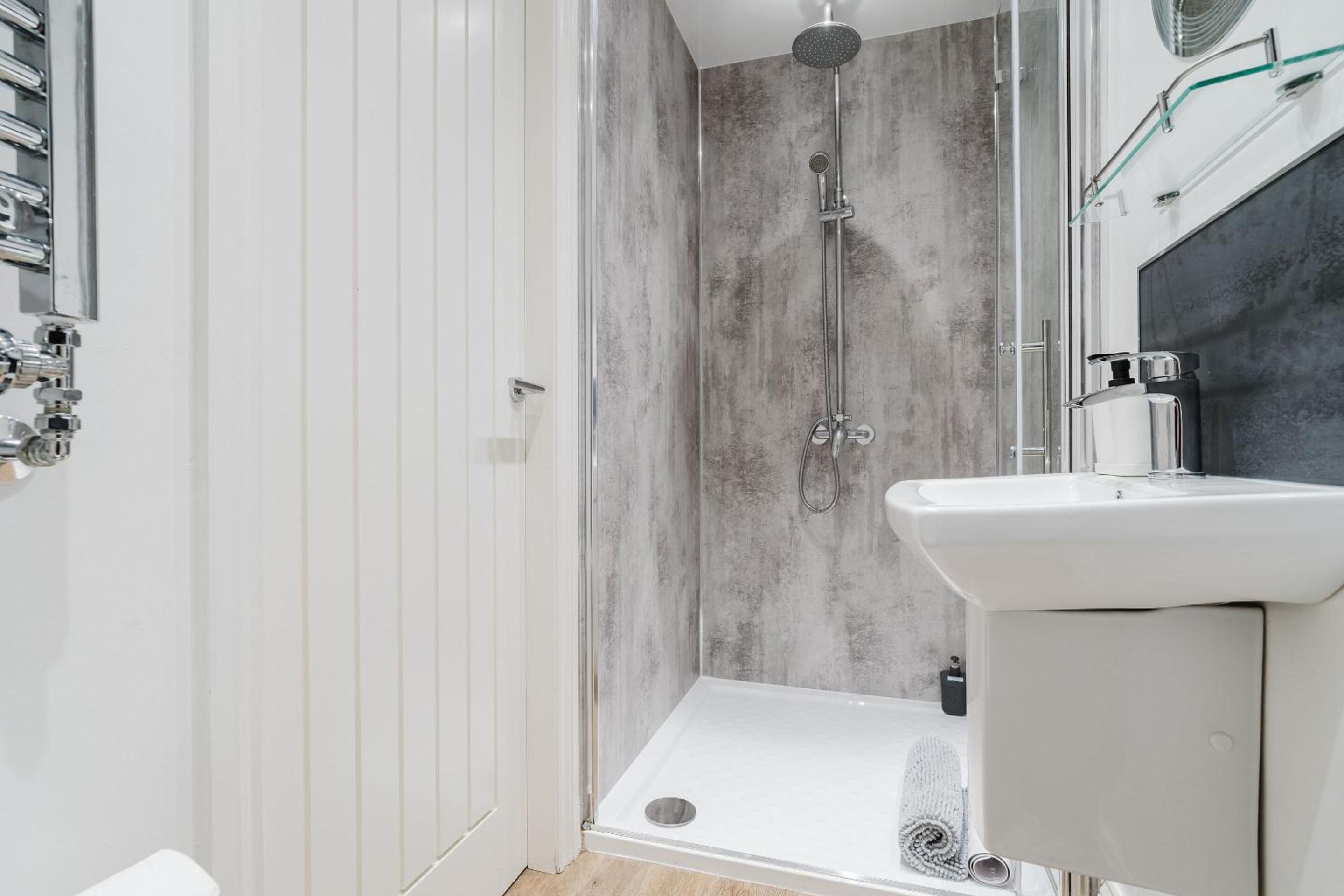 Twin Room with Shower - Photo 7
