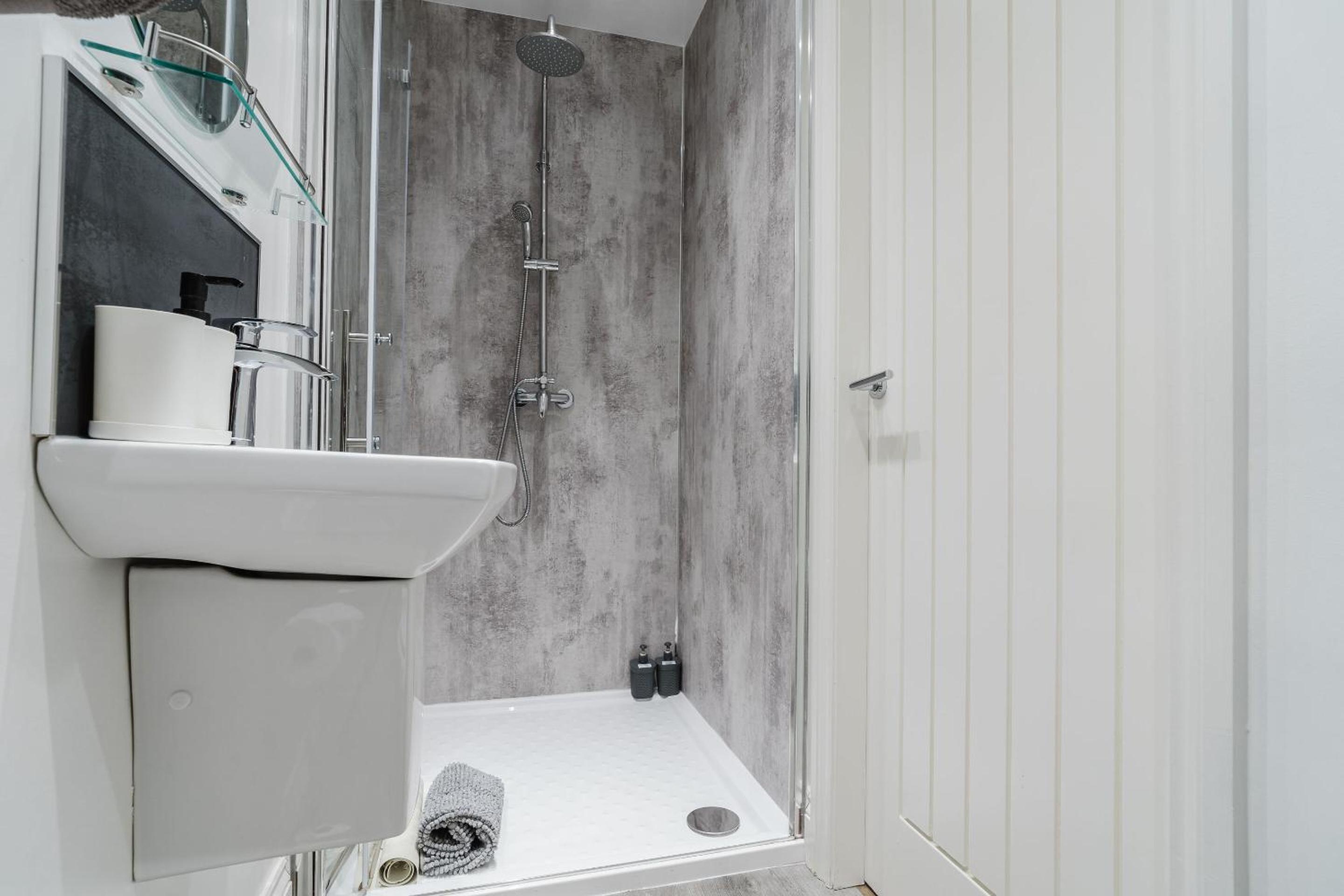 Twin Room with Shower - Photo 8