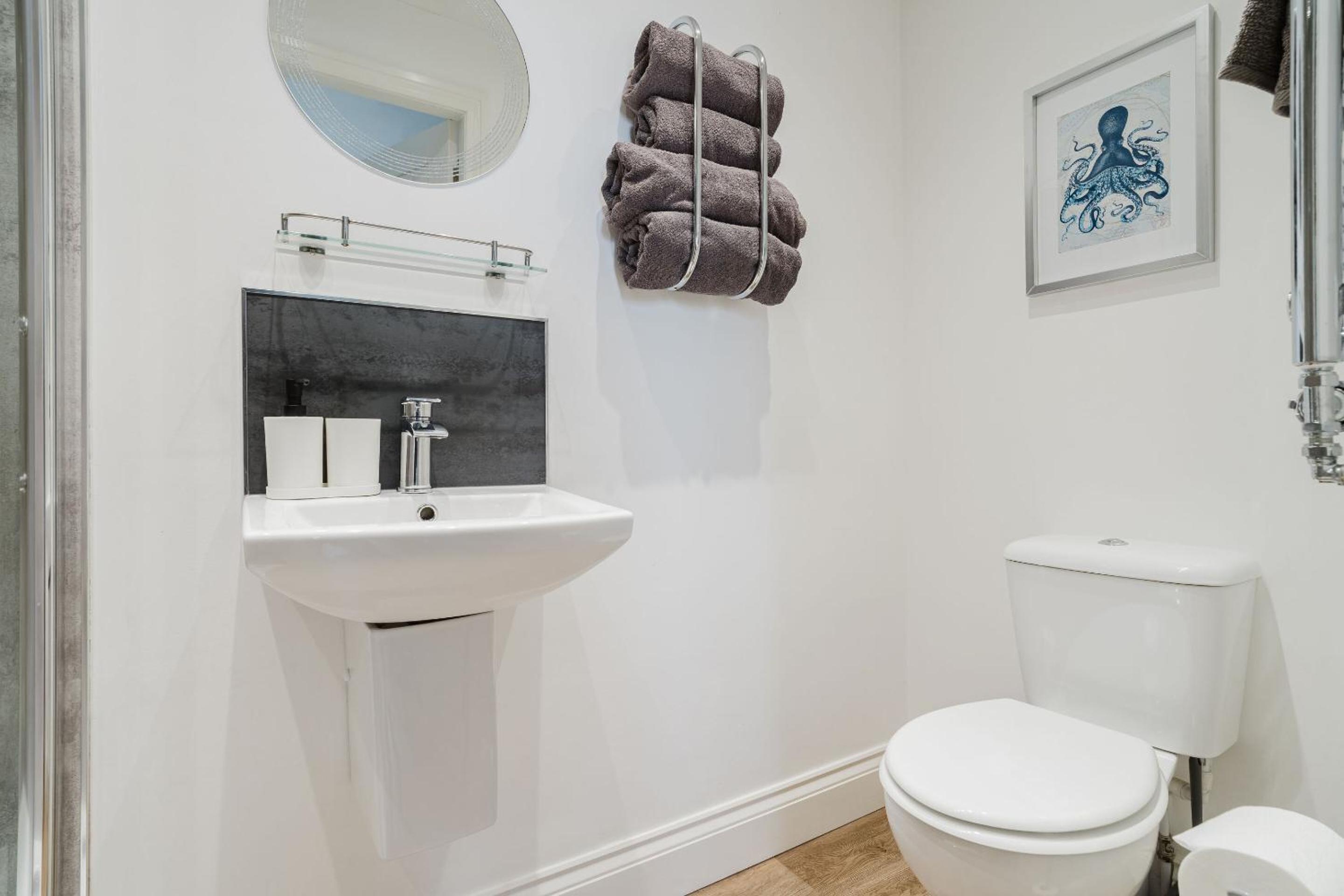 Twin Room with Shower - Photo 9