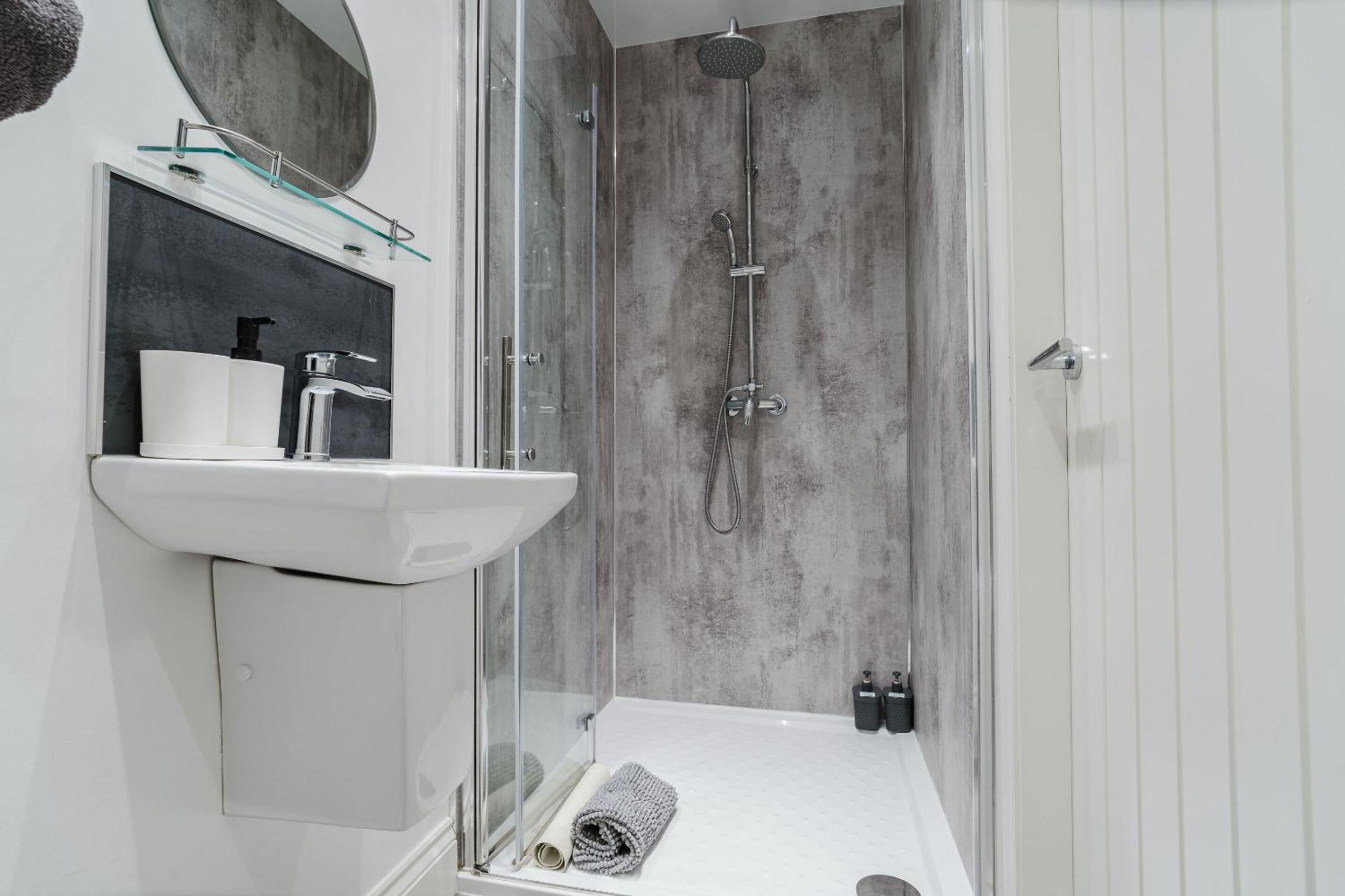 Twin Room with Shower - Photo 11