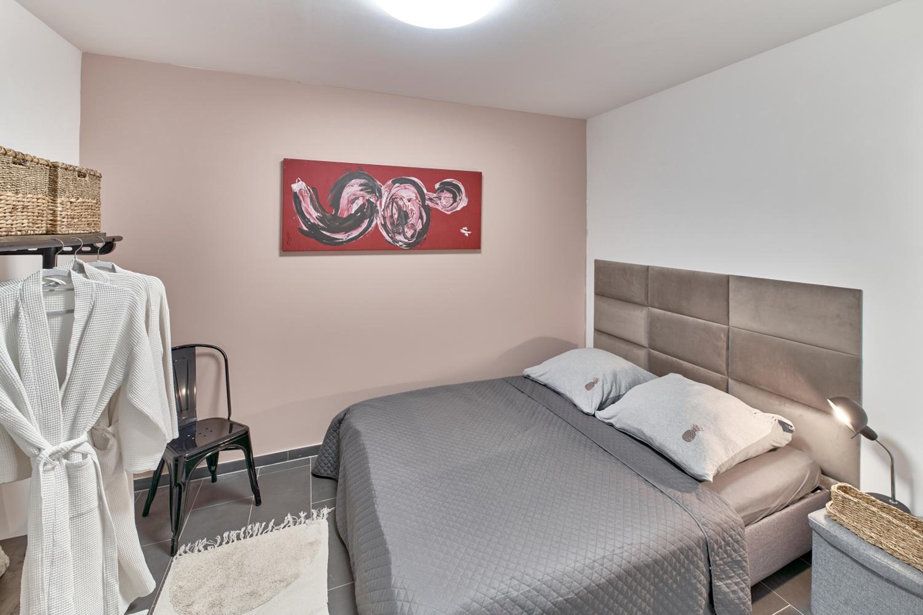 One-Bedroom Apartment photo 1