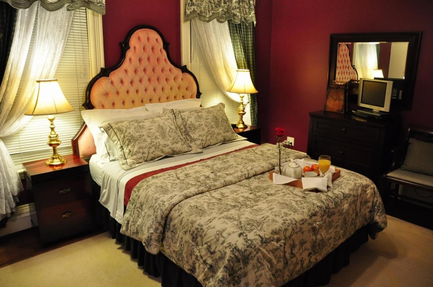 Queen Room photo 1