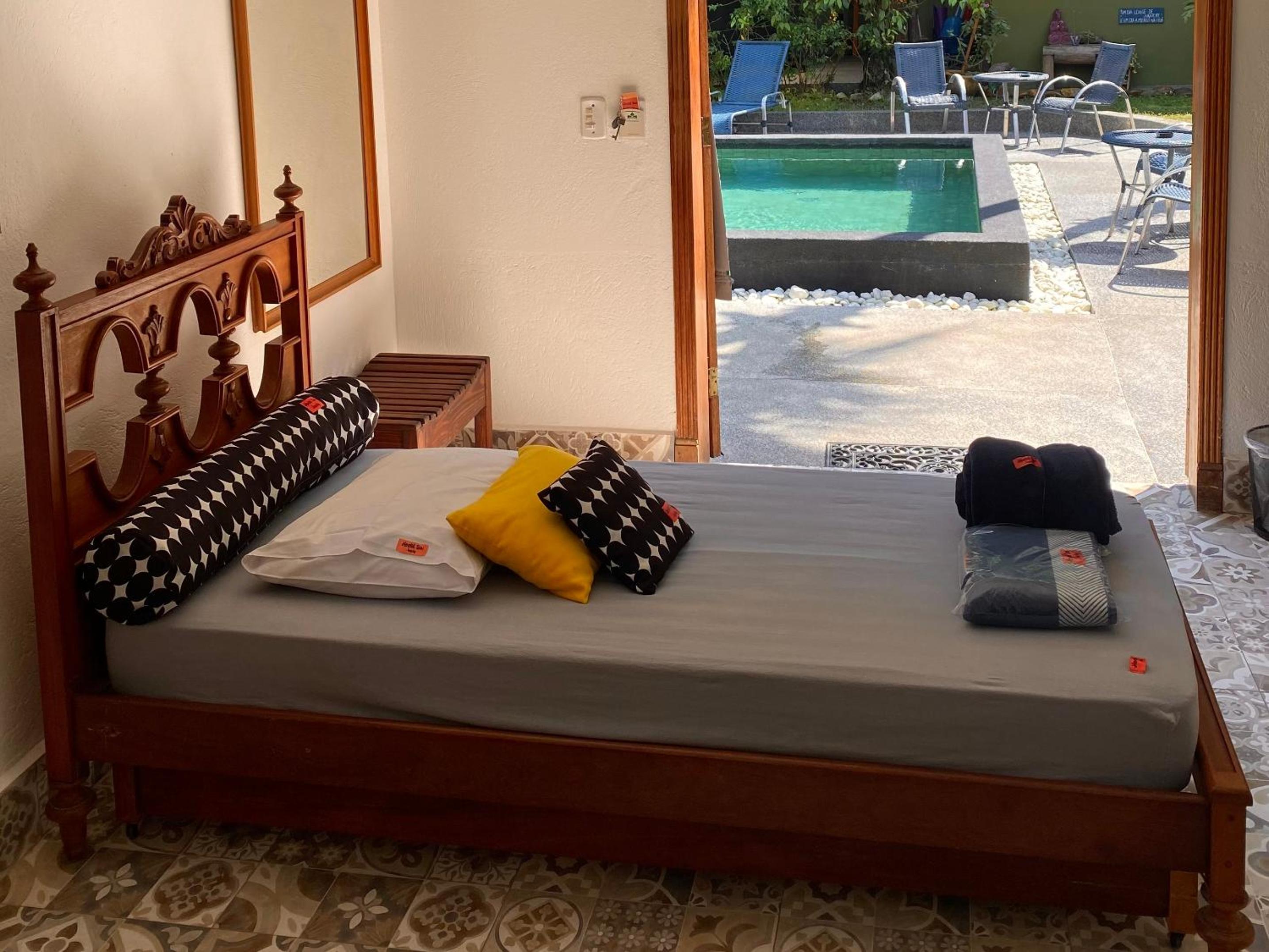 Triple Room with Pool View - Photo 8