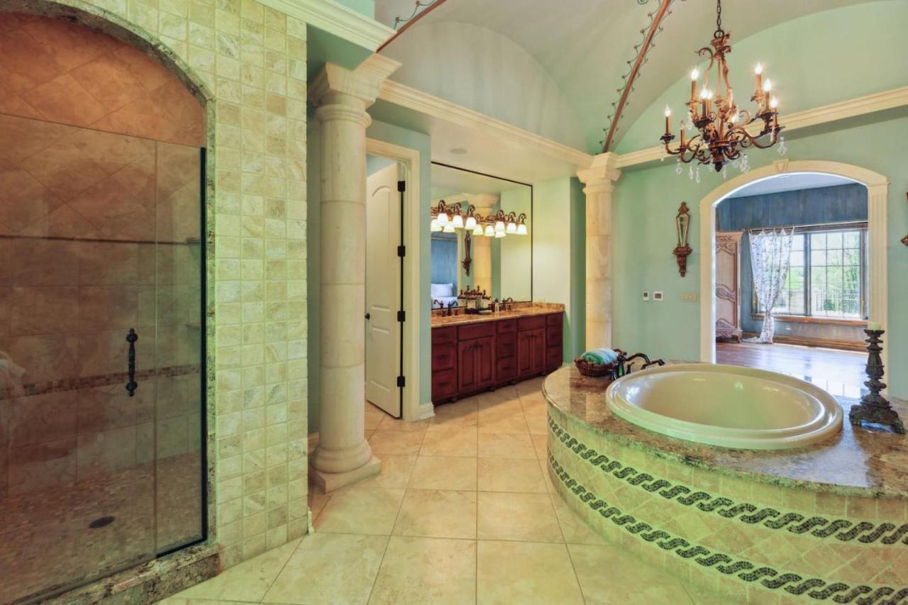 Six-Bedroom House photo 2