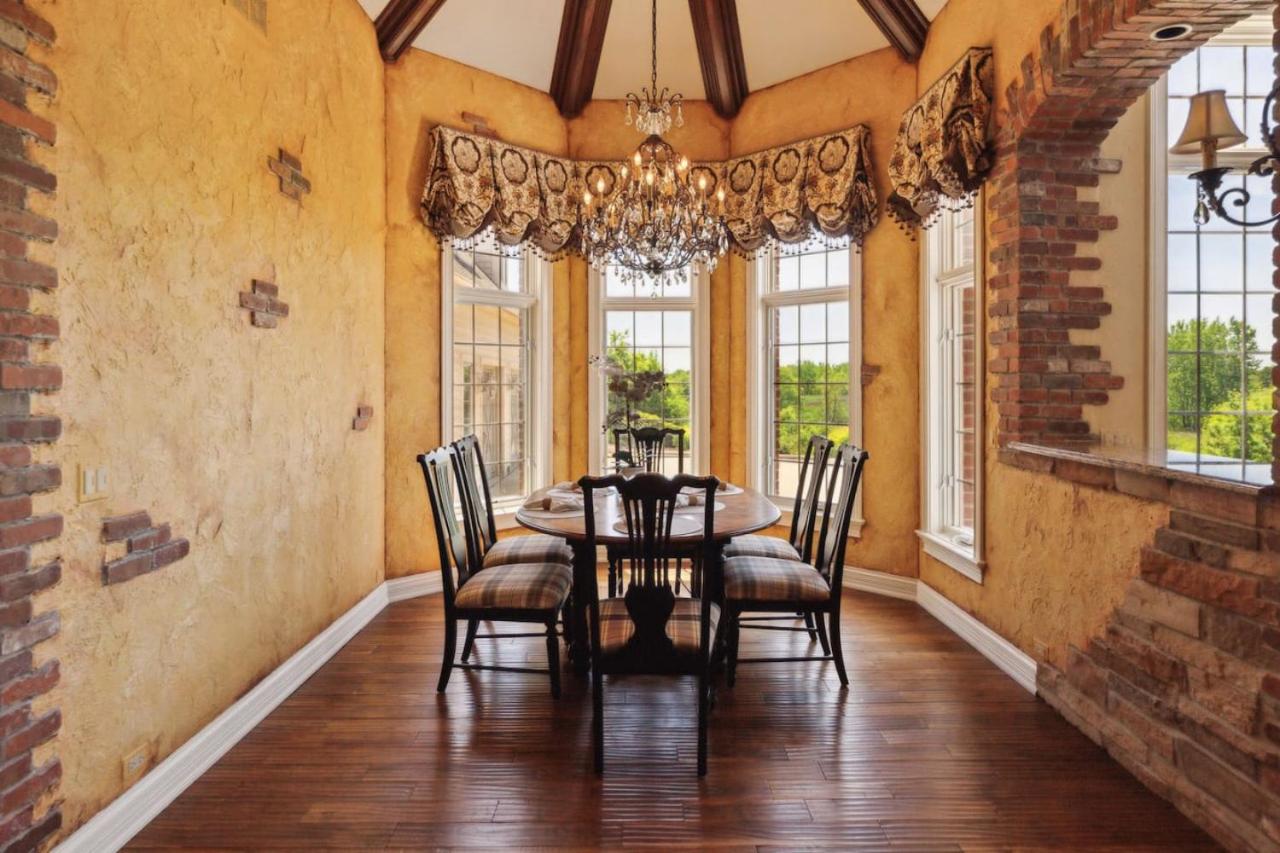 Six-Bedroom House photo 3