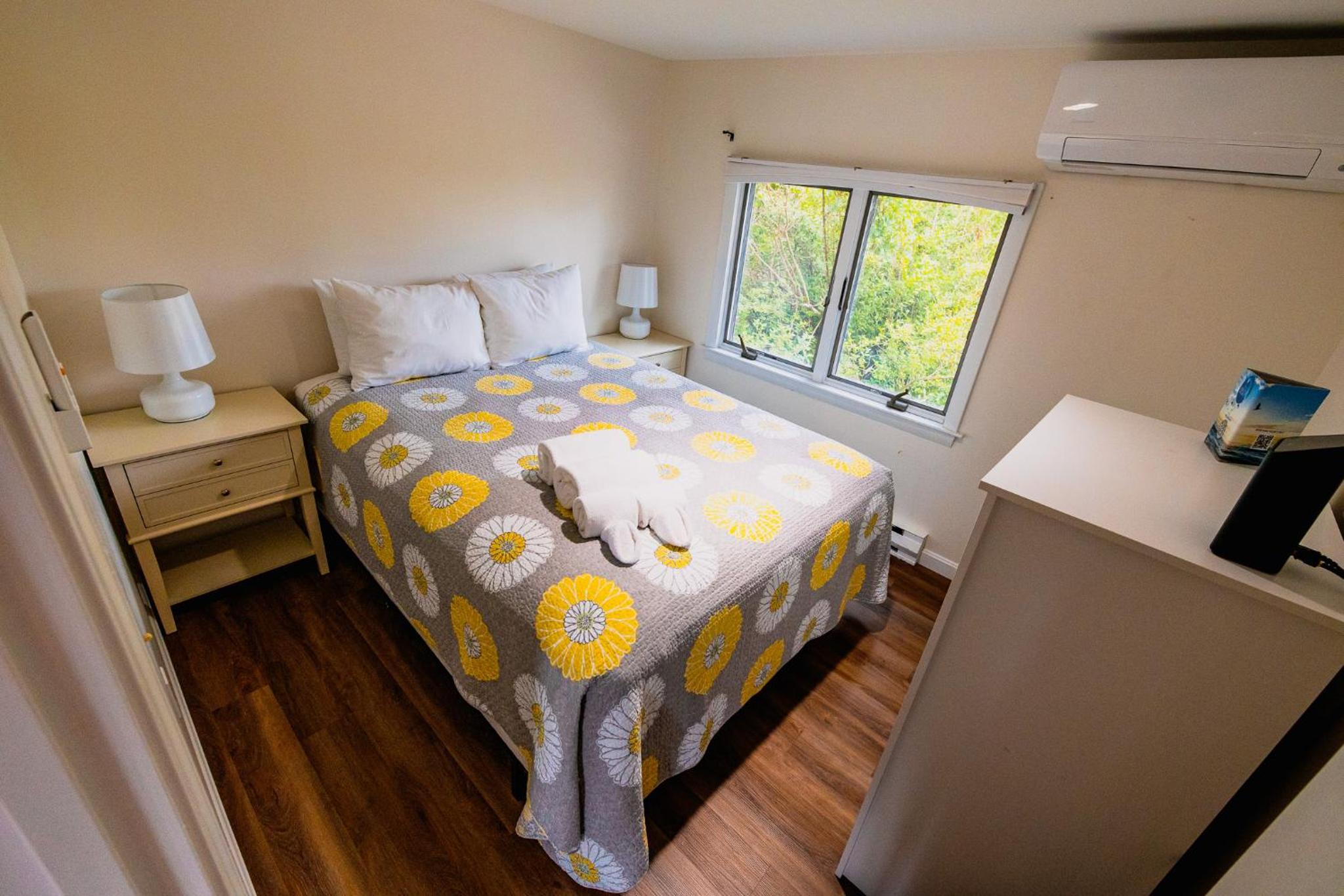 Cottage 12- 1 Bedroom (Located just across shore road from the other cottages and the beach) photo 3