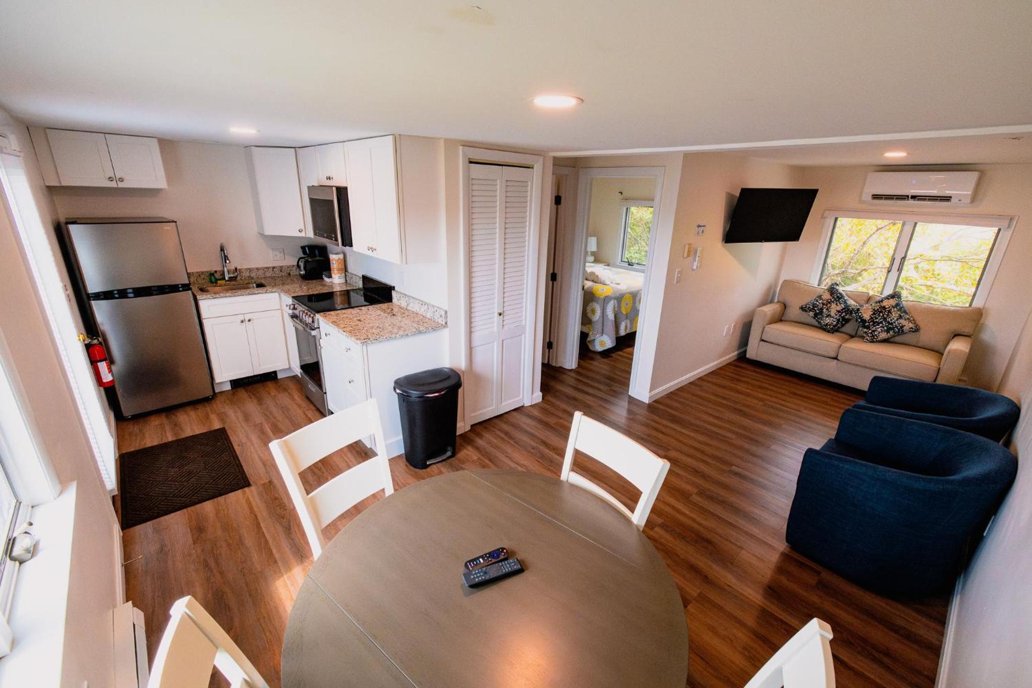 Cottage 12- 1 Bedroom (Located just across shore road from the other cottages and the beach) photo 2